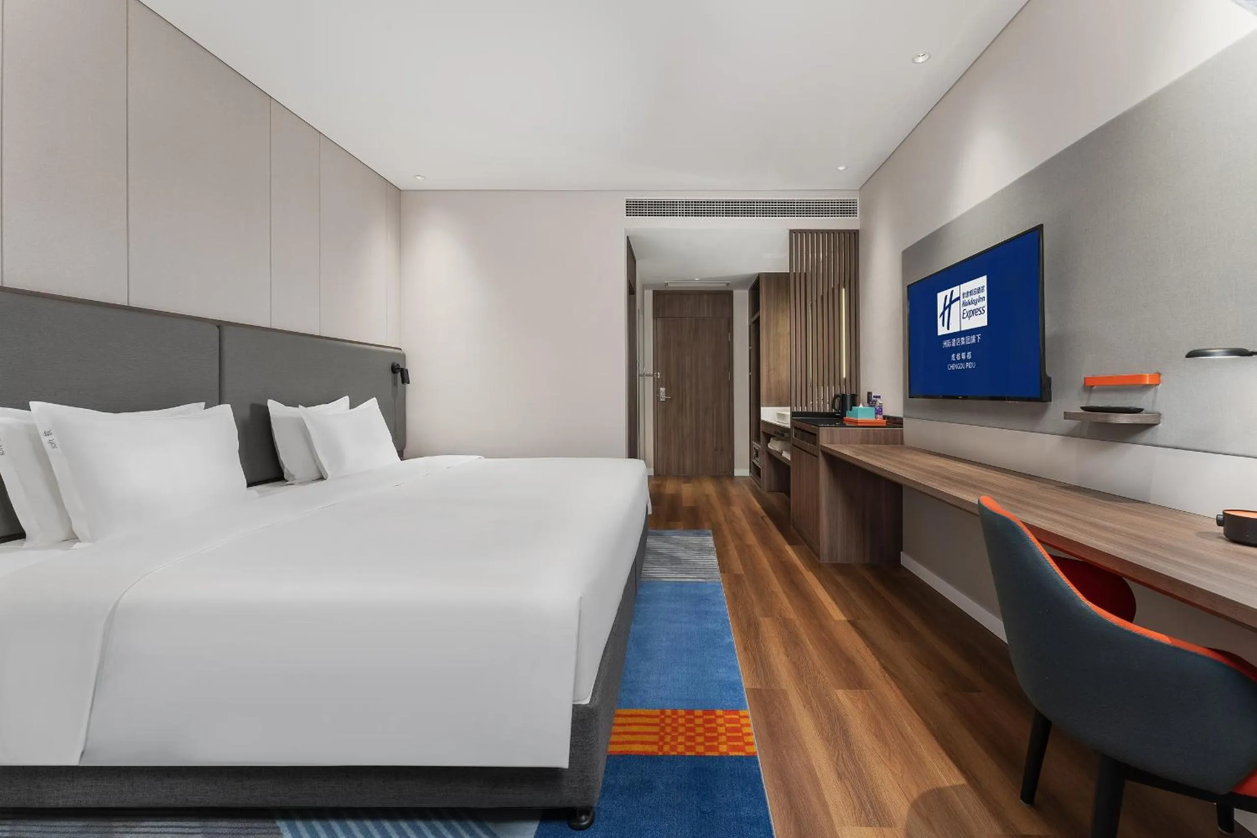 Photo of the whole room, Bed in Holiday Inn Express Chengdu Pidu by IHG