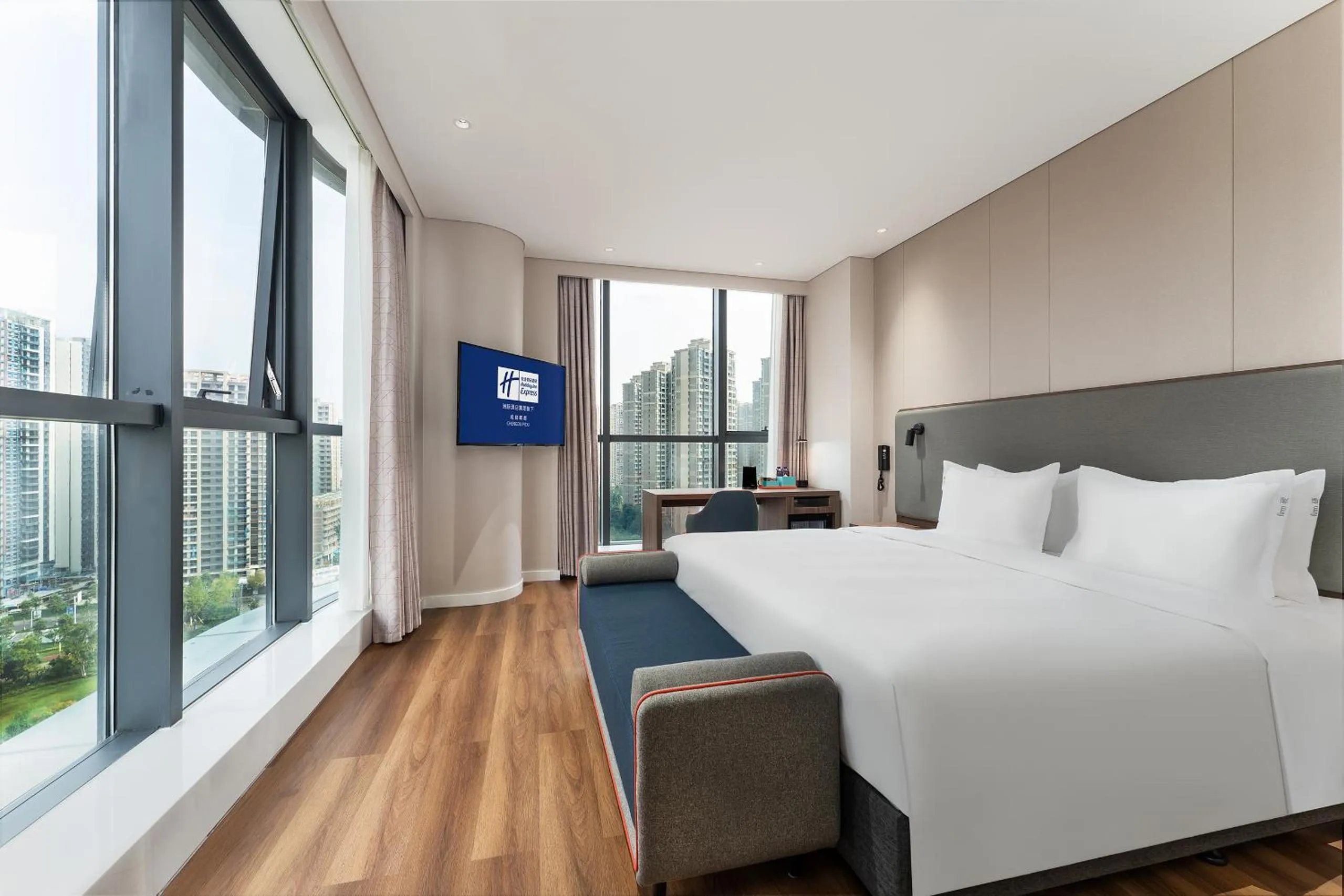 Photo of the whole room, Bed in Holiday Inn Express Chengdu Pidu by IHG