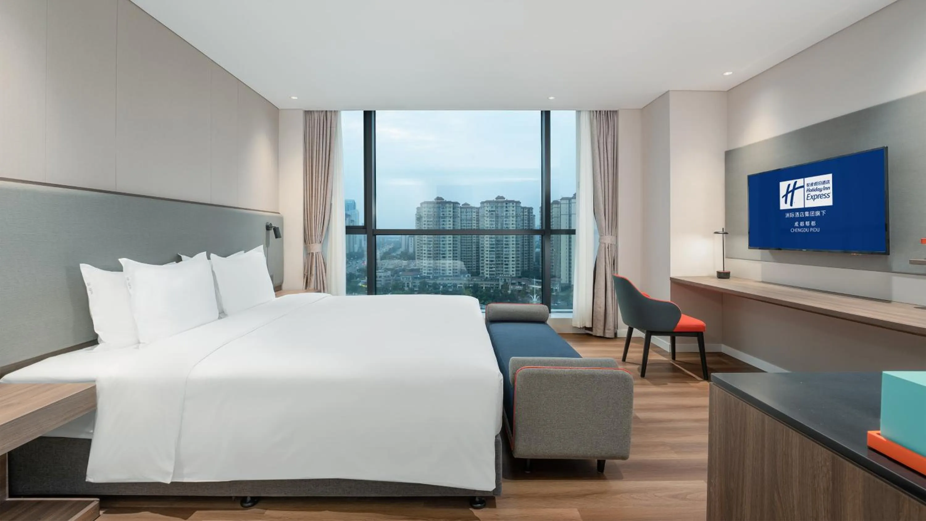 Photo of the whole room, Bed in Holiday Inn Express Chengdu Pidu by IHG