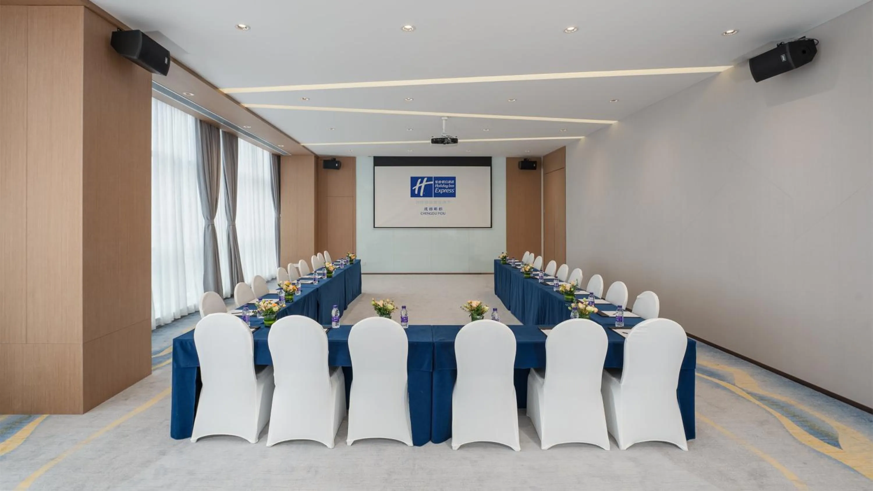 Meeting/conference room in Holiday Inn Express Chengdu Pidu by IHG