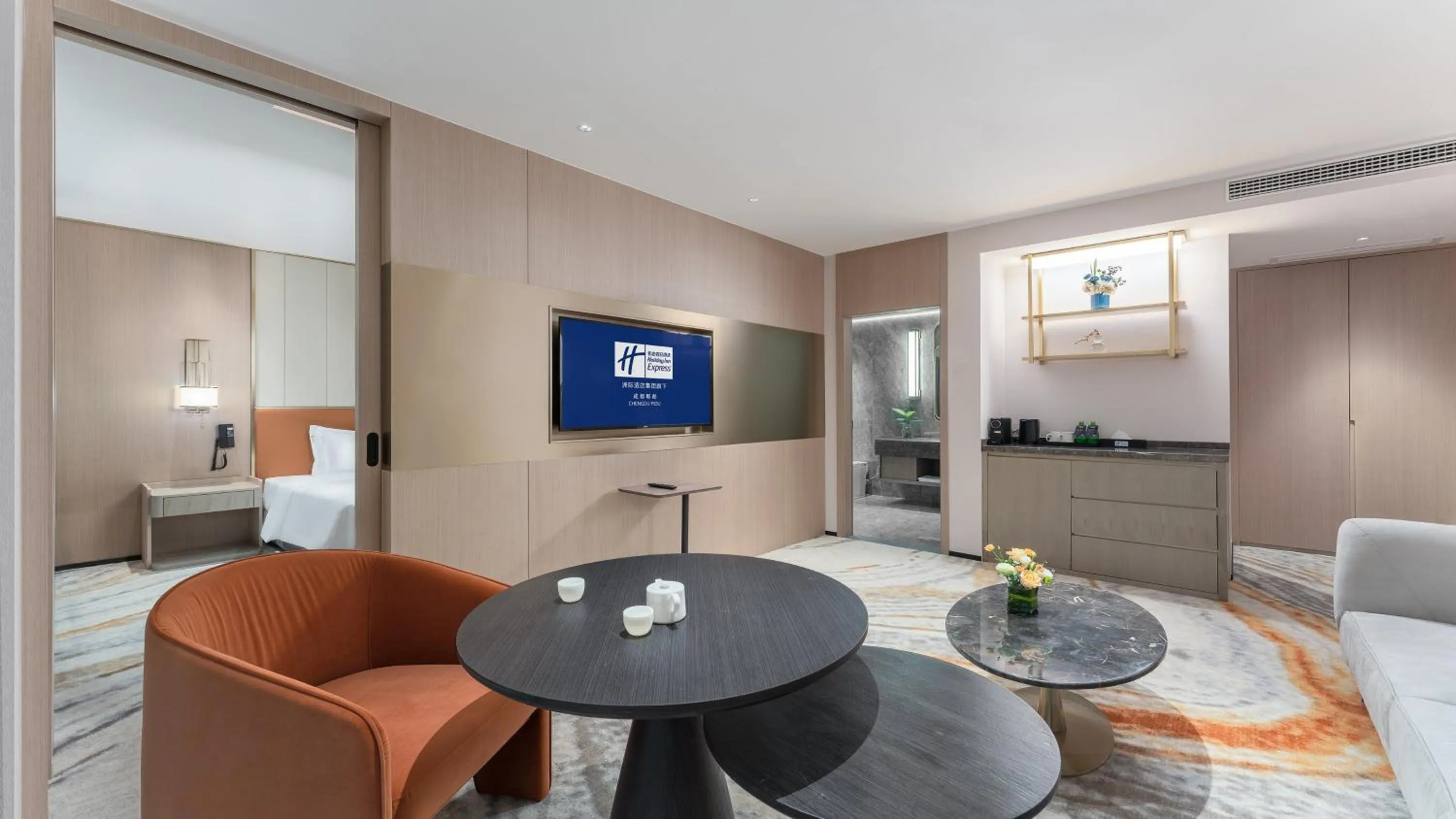 Photo of the whole room, Bed in Holiday Inn Express Chengdu Pidu by IHG