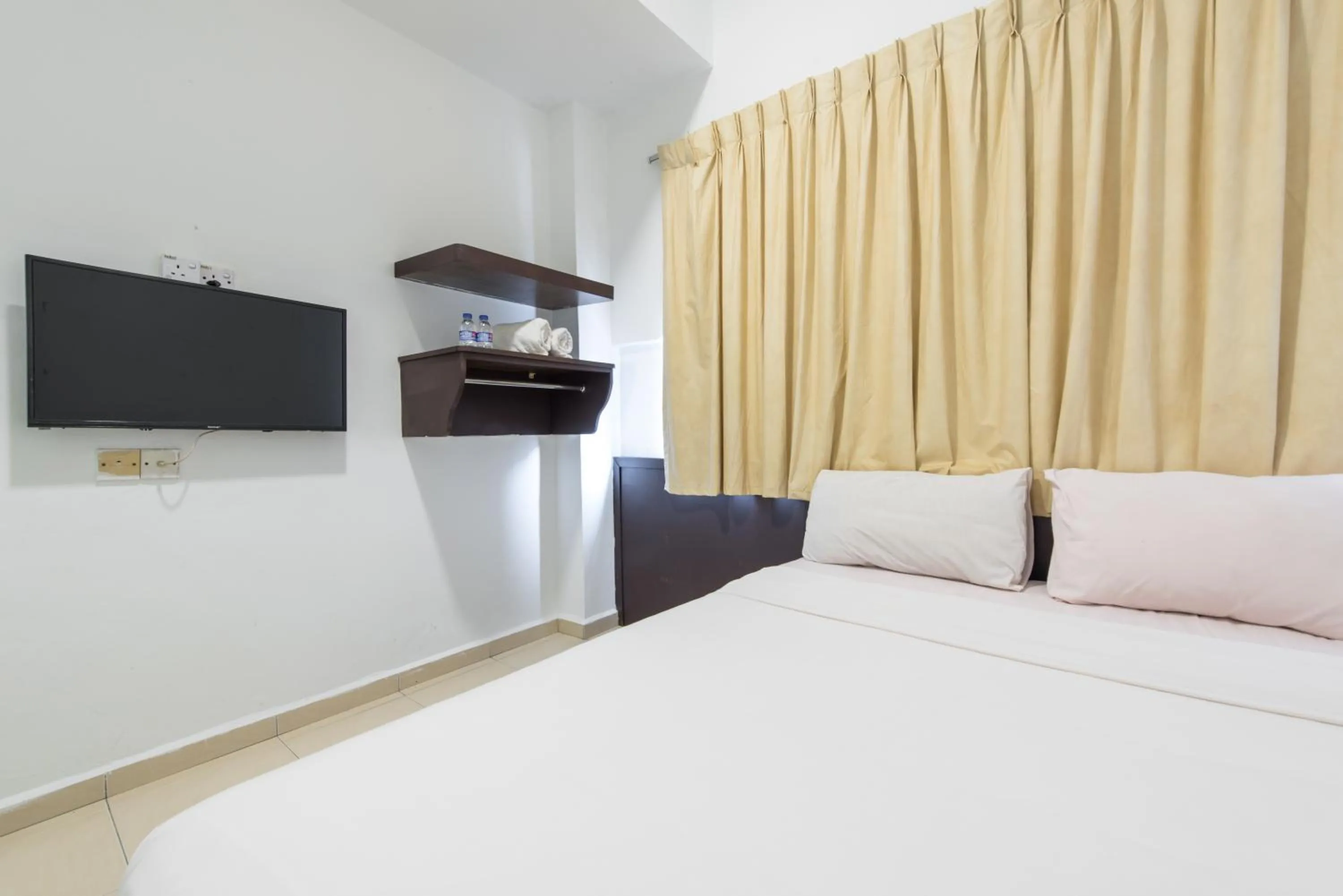 TV and multimedia, Bed in Hollitel Hotel Melaka