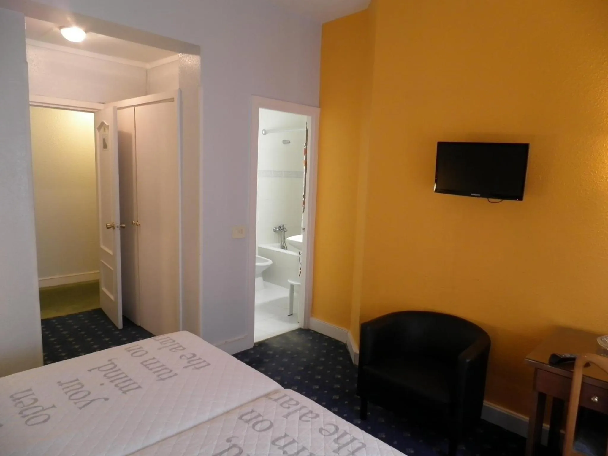 Photo of the whole room, Bed in Hotel Photo Zabalburu