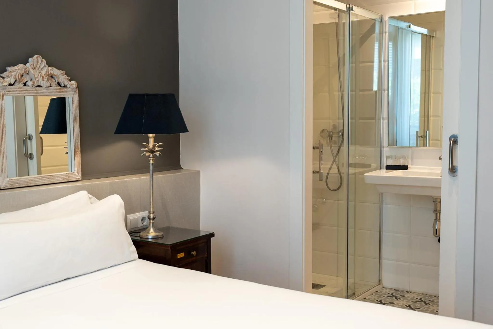 Photo of the whole room, Bed in Mesón Castilla Atiram Hotels