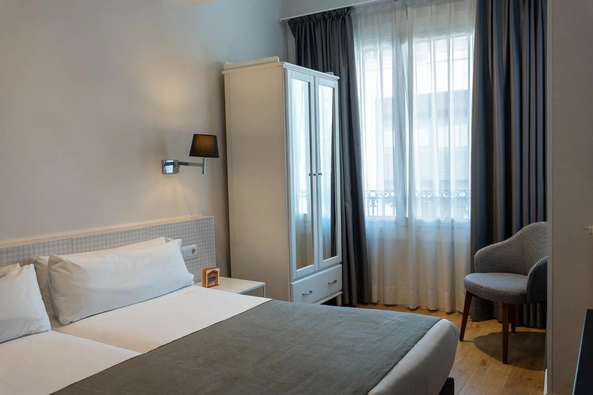 Photo of the whole room, Bed in Mesón Castilla Atiram Hotels