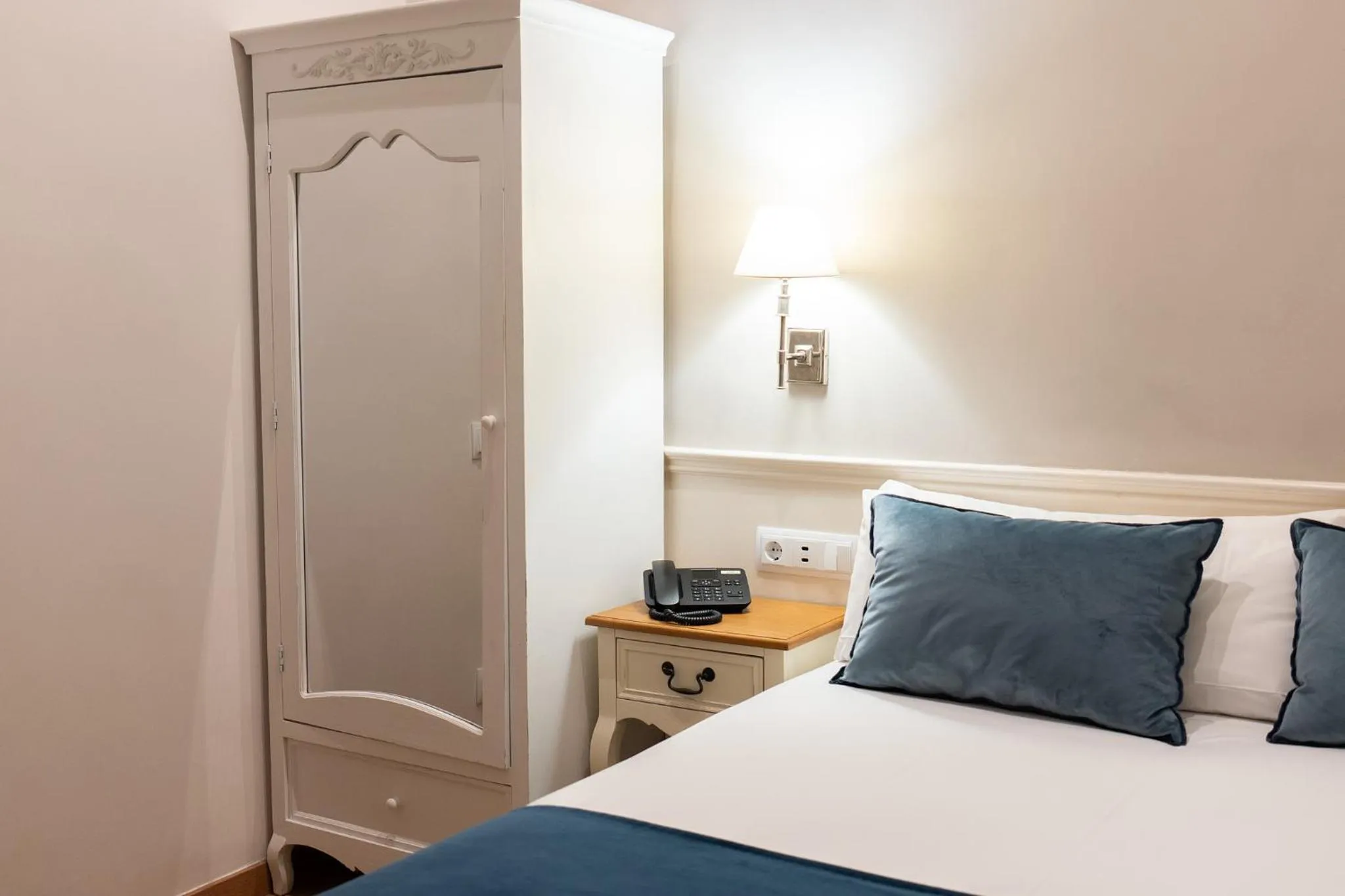 Photo of the whole room, Bed in Mesón Castilla Atiram Hotels