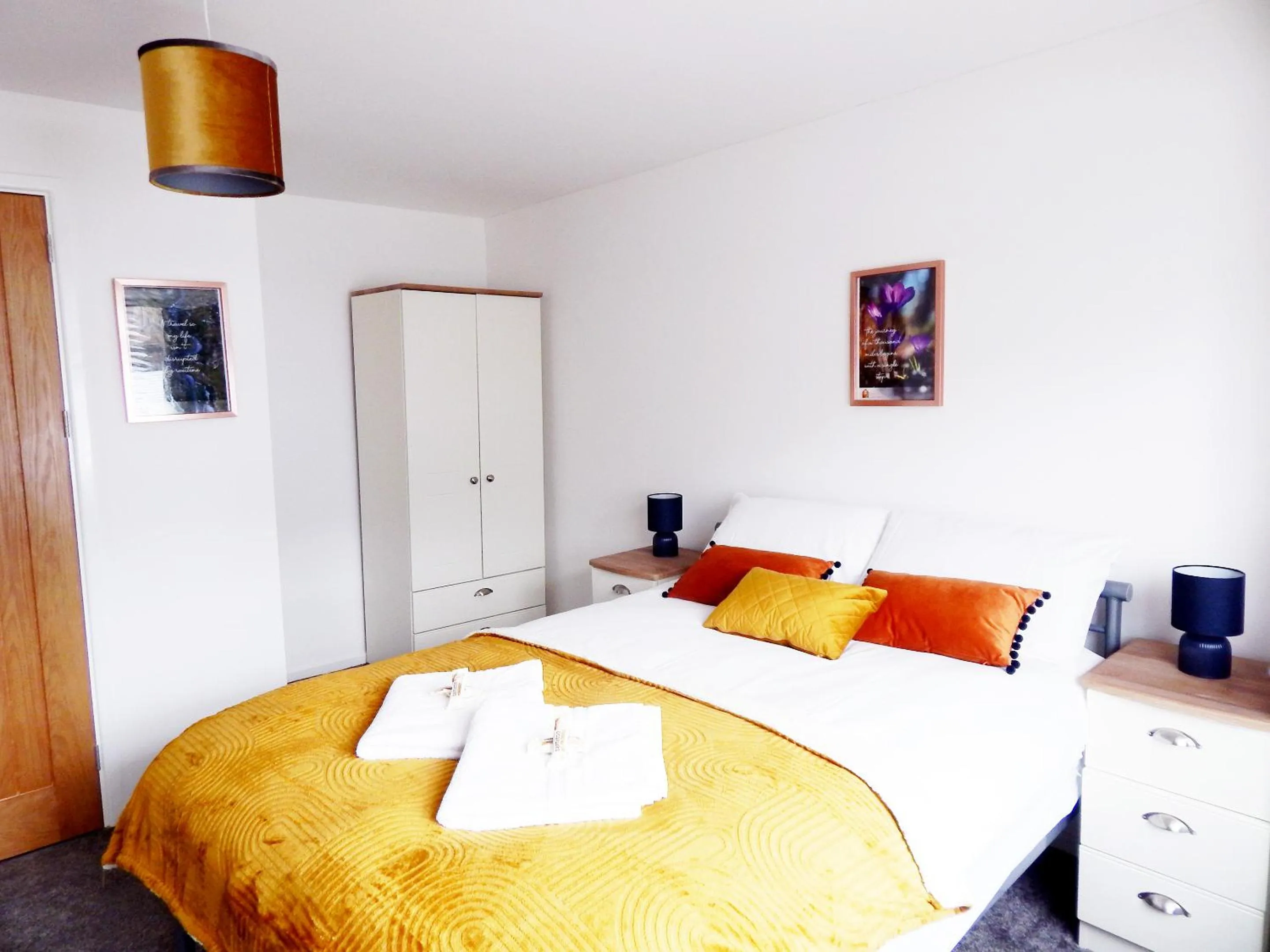 Bed in Modern, well located en-suite rooms with parking & all facilities