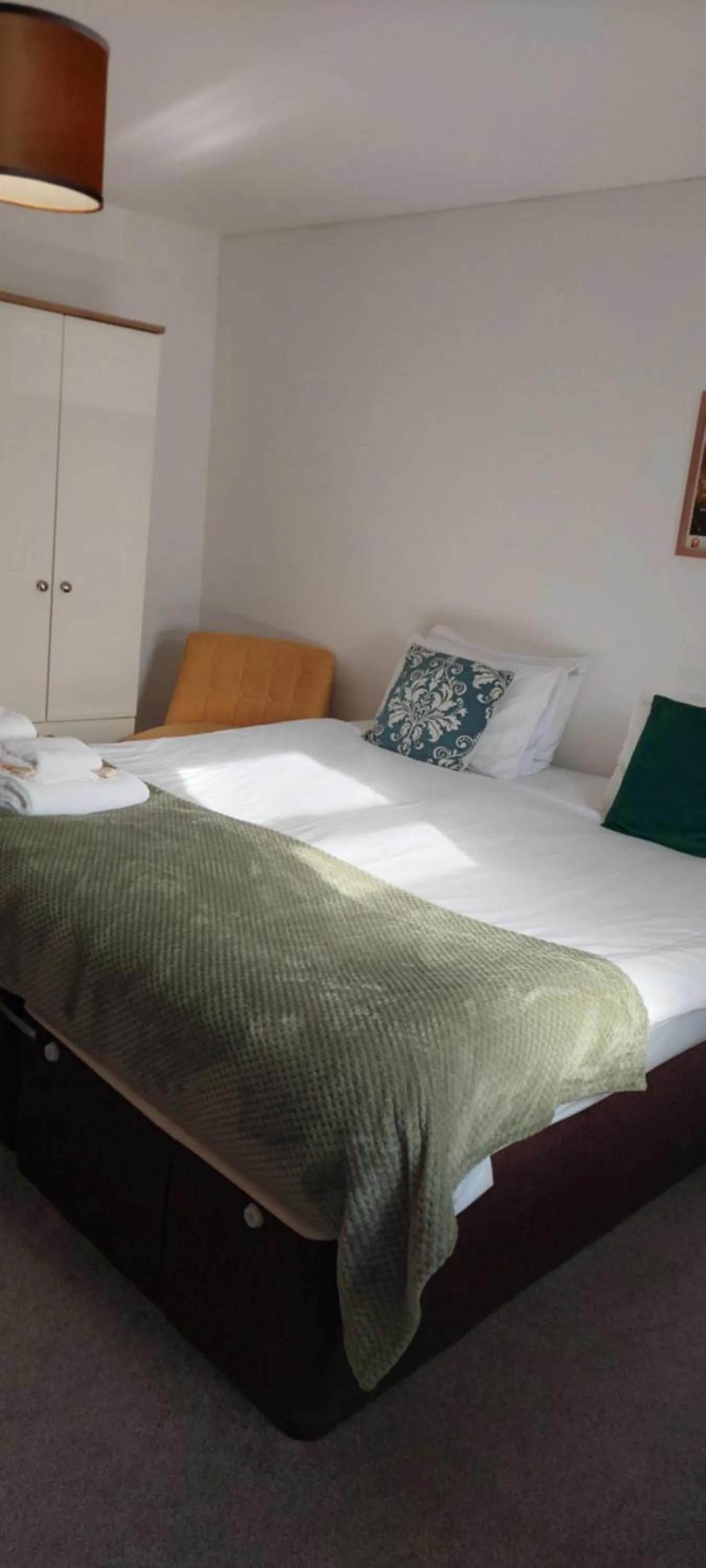 Bed in Modern, well located en-suite rooms with parking & all facilities
