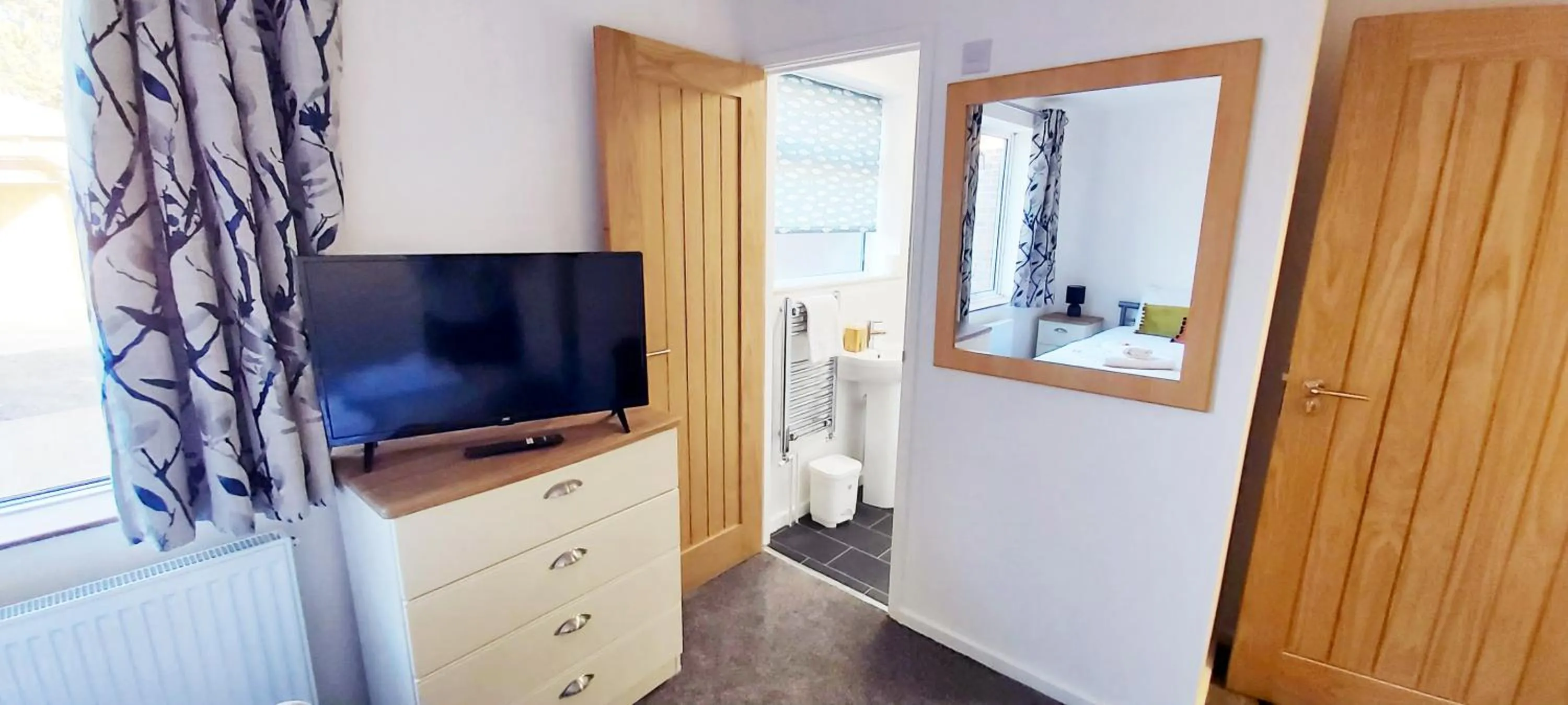 TV and multimedia in Modern, well located en-suite rooms with parking & all facilities