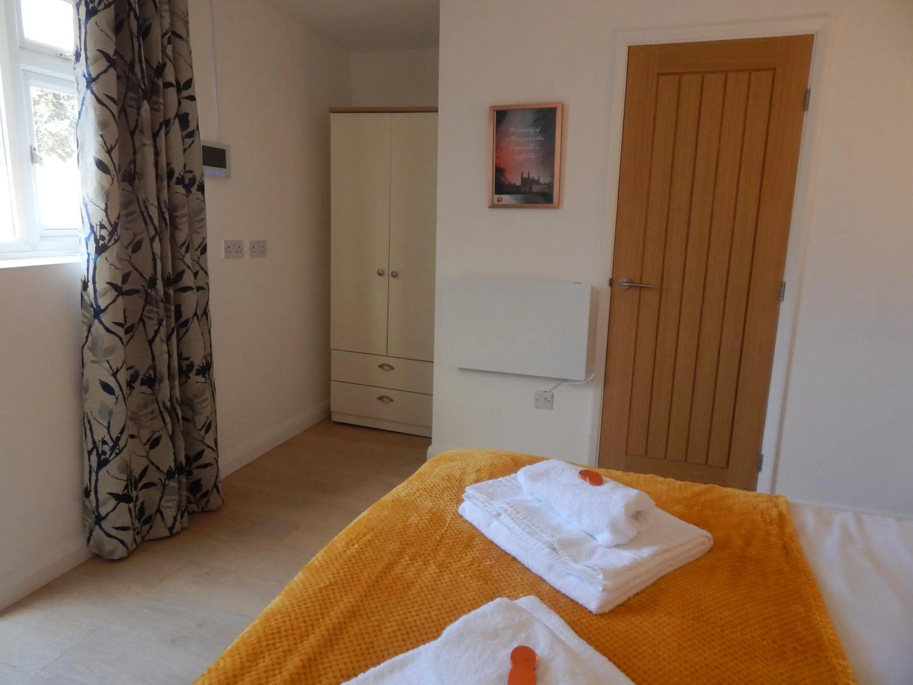 Bed in Modern, well located en-suite rooms with parking & all facilities