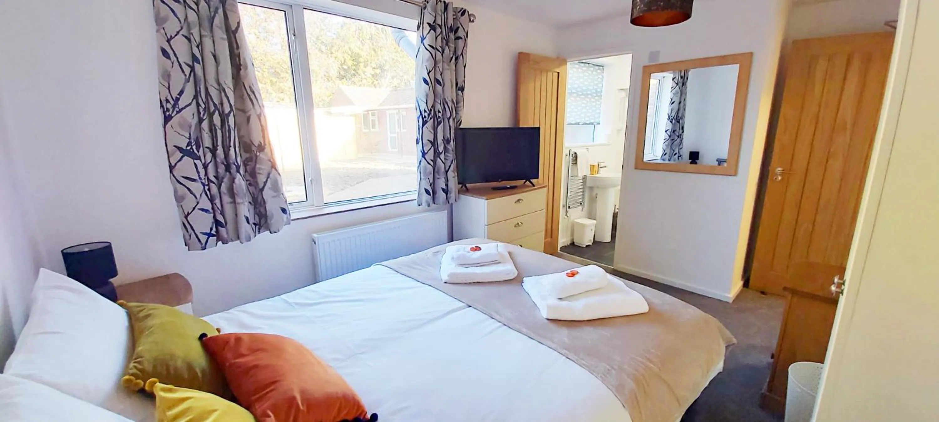 Bed in Modern, well located en-suite rooms with parking & all facilities