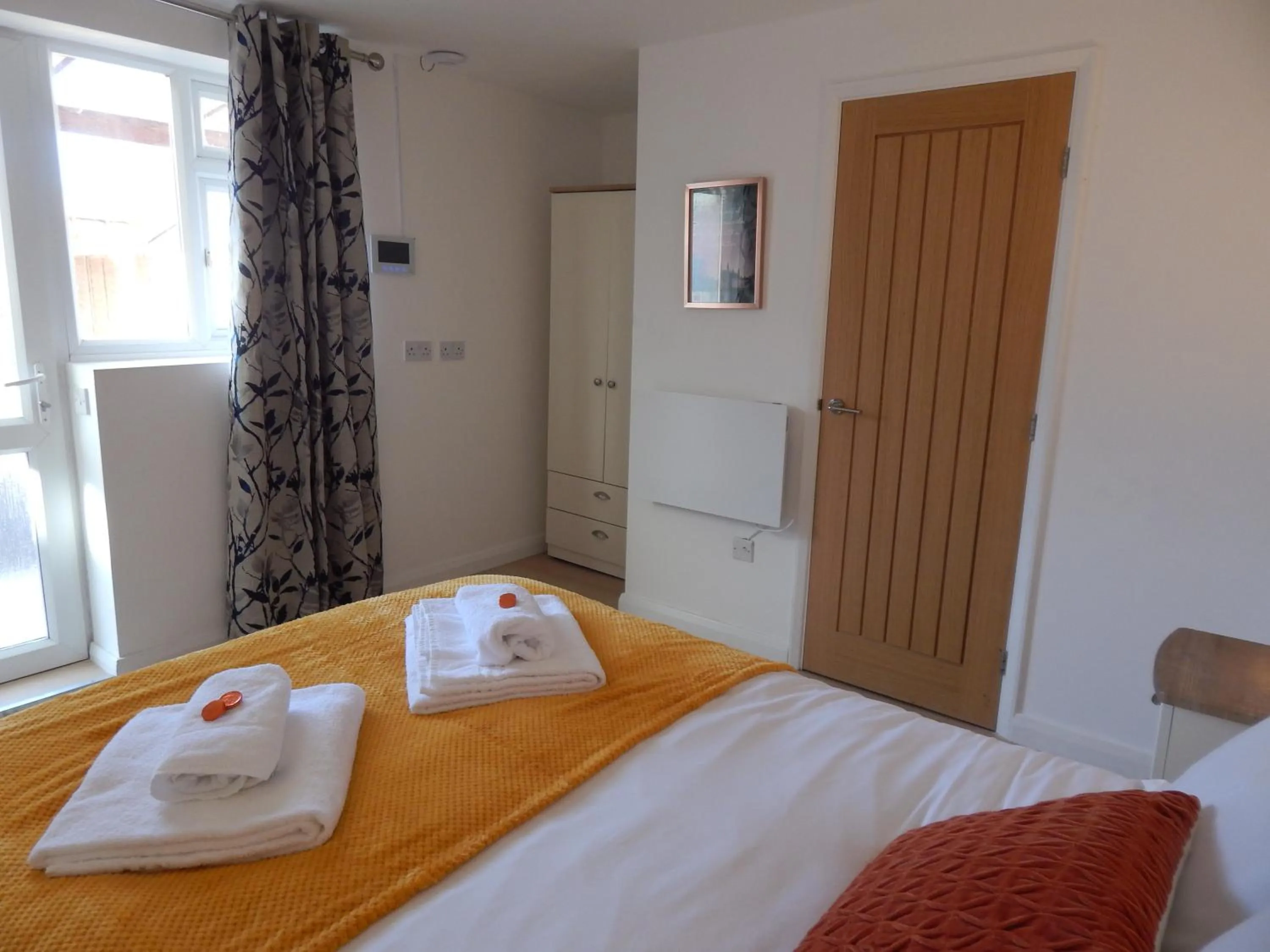 Bed in Modern, well located en-suite rooms with parking & all facilities