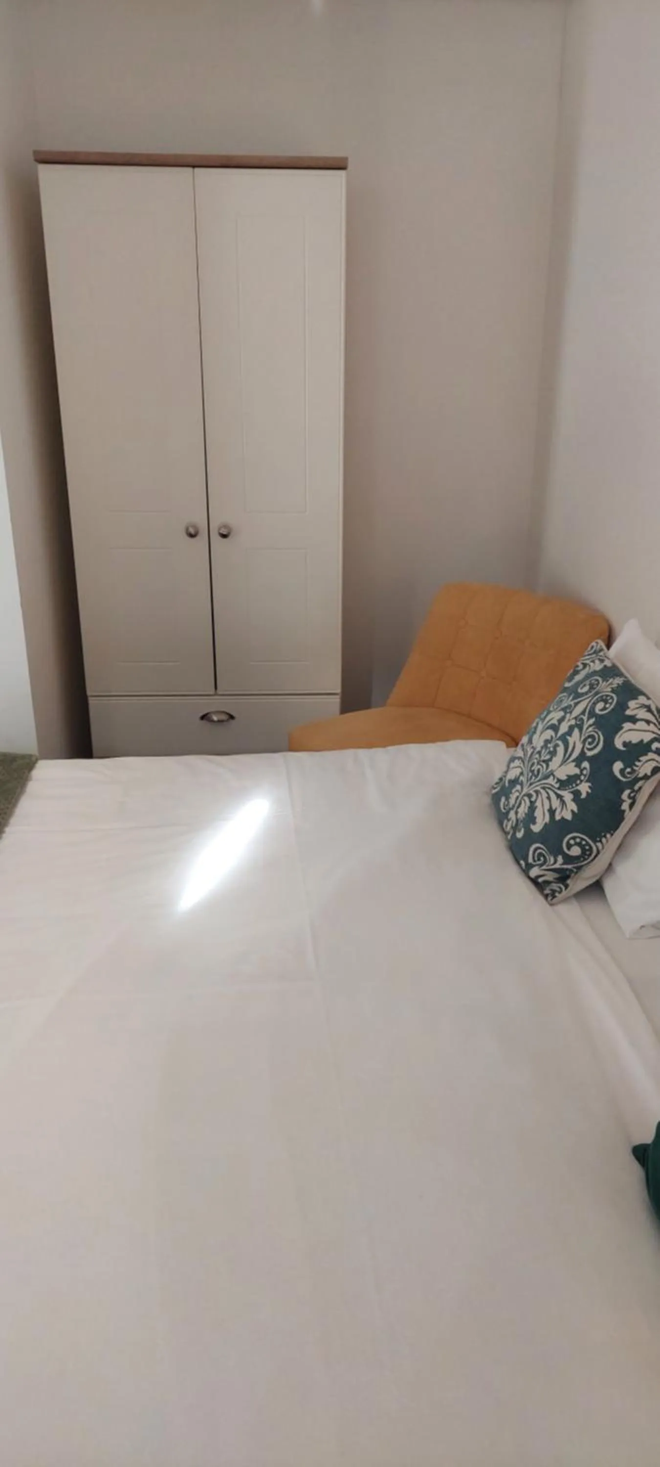Bed in Modern, well located en-suite rooms with parking & all facilities