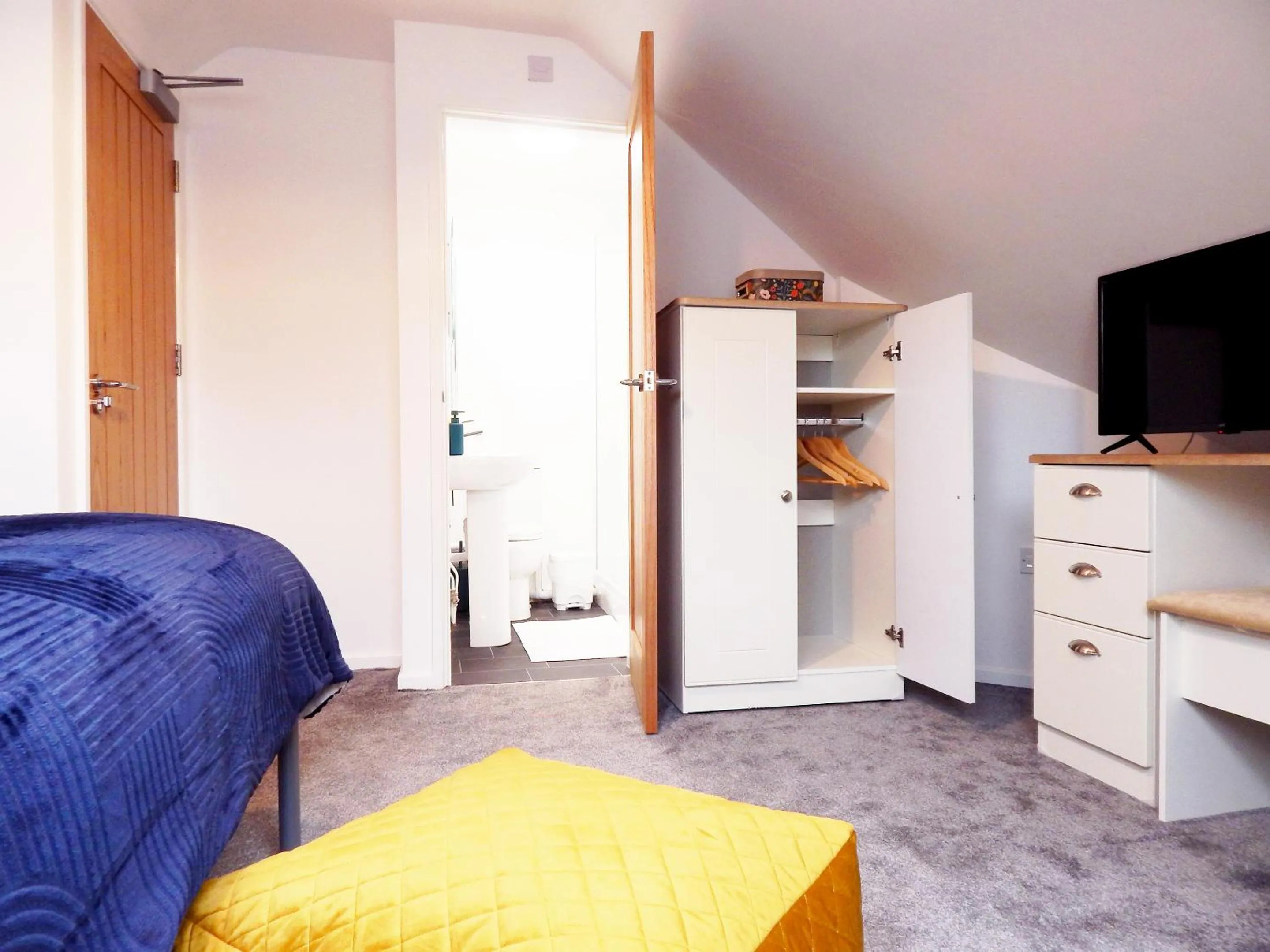 TV and multimedia in Modern, well located en-suite rooms with parking & all facilities