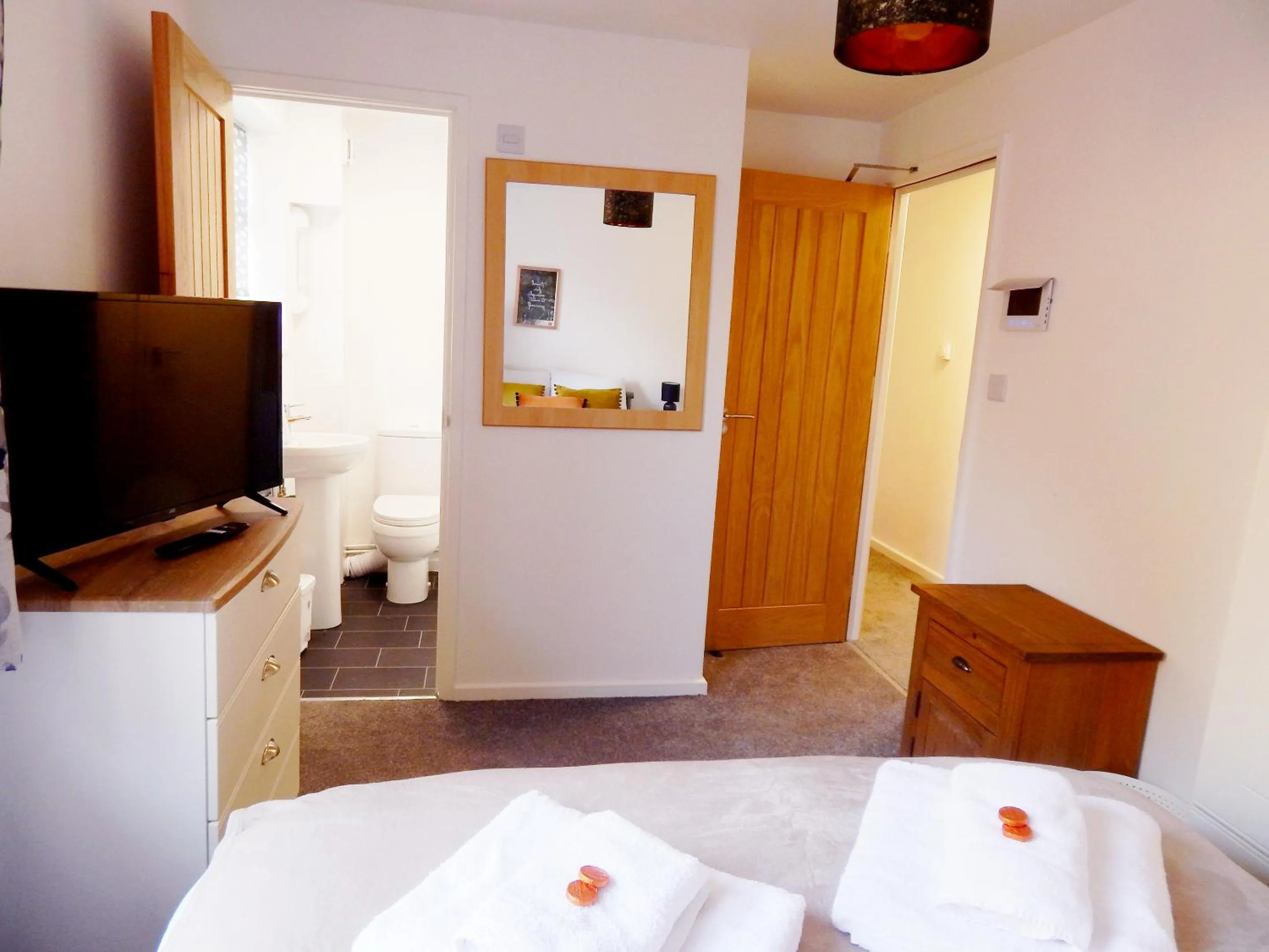 Bed in Modern, well located en-suite rooms with parking & all facilities