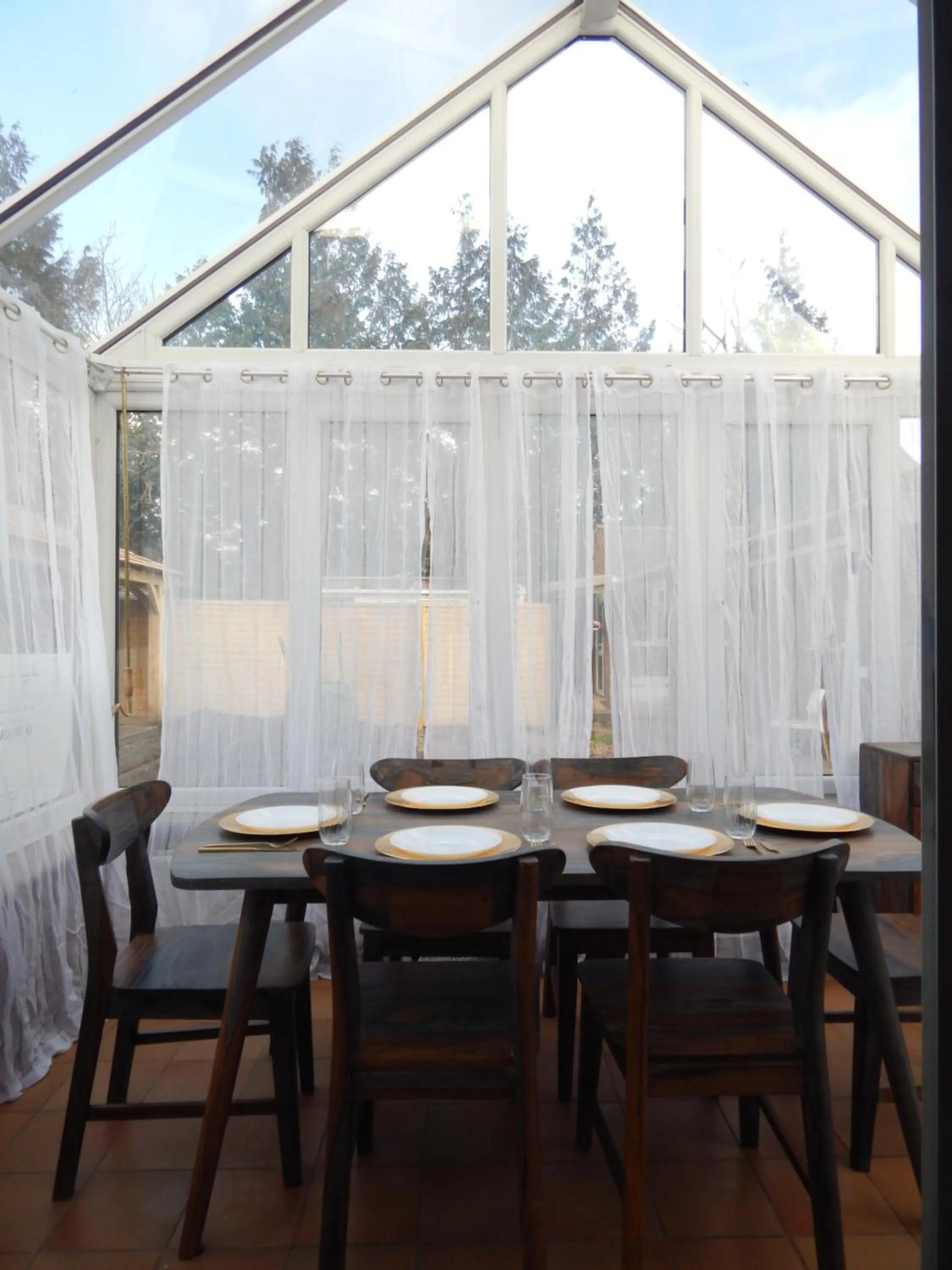 Dining area in Modern, well located en-suite rooms with parking & all facilities