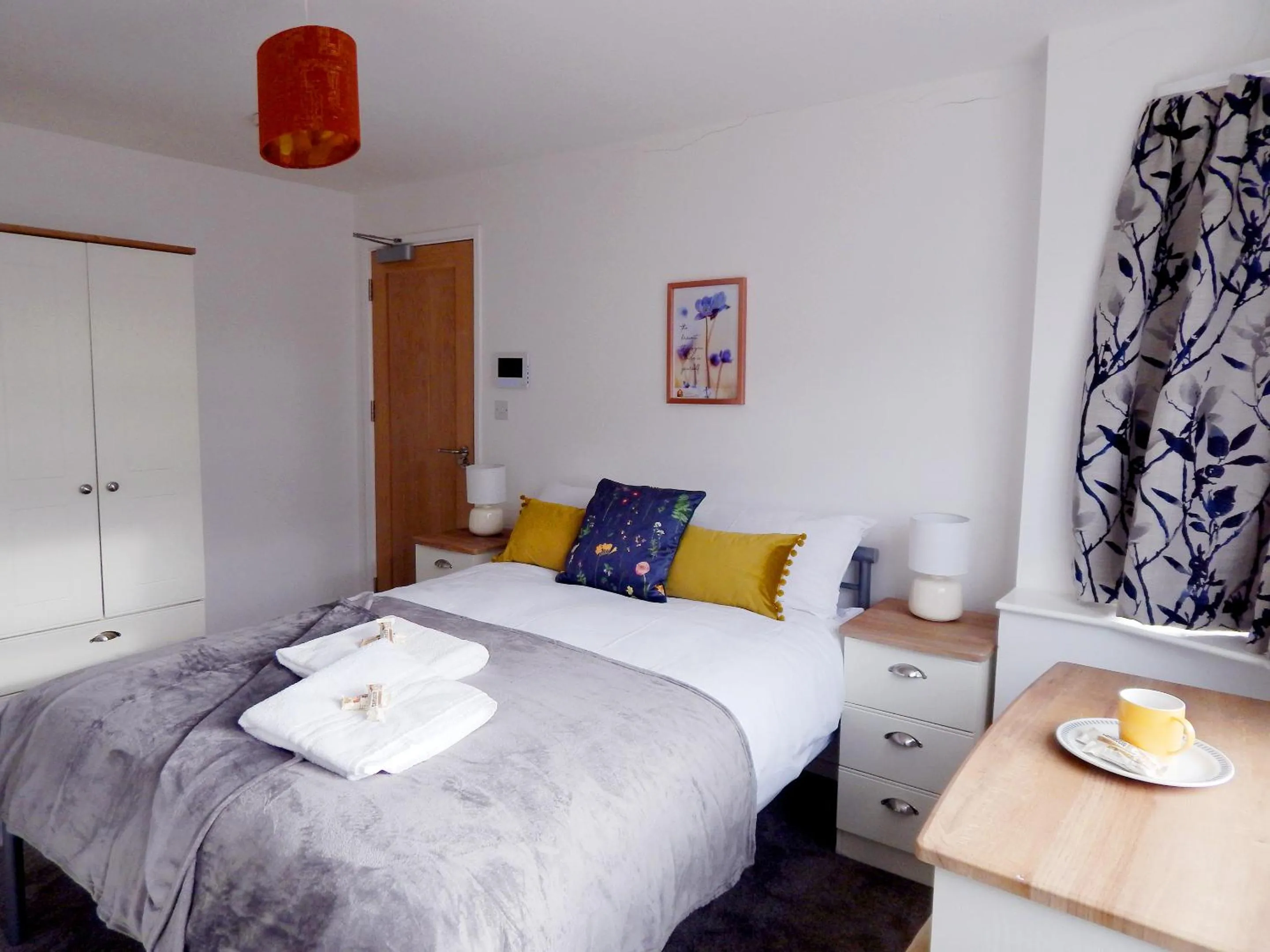 Bed in Modern, well located en-suite rooms with parking & all facilities