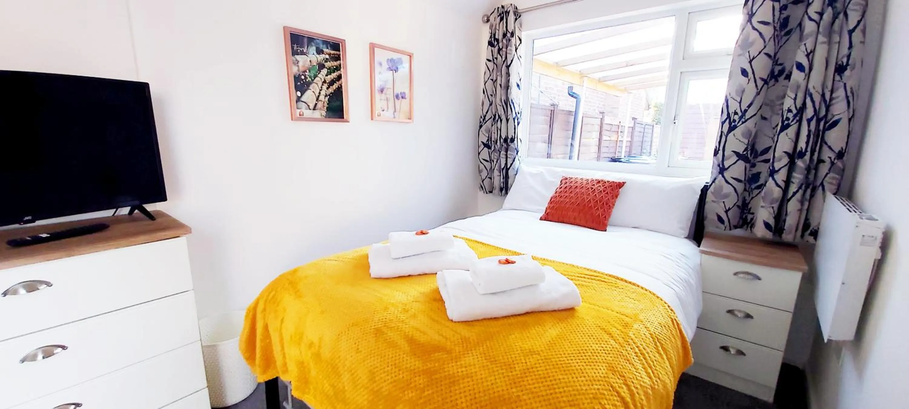 Bed in Modern, well located en-suite rooms with parking & all facilities