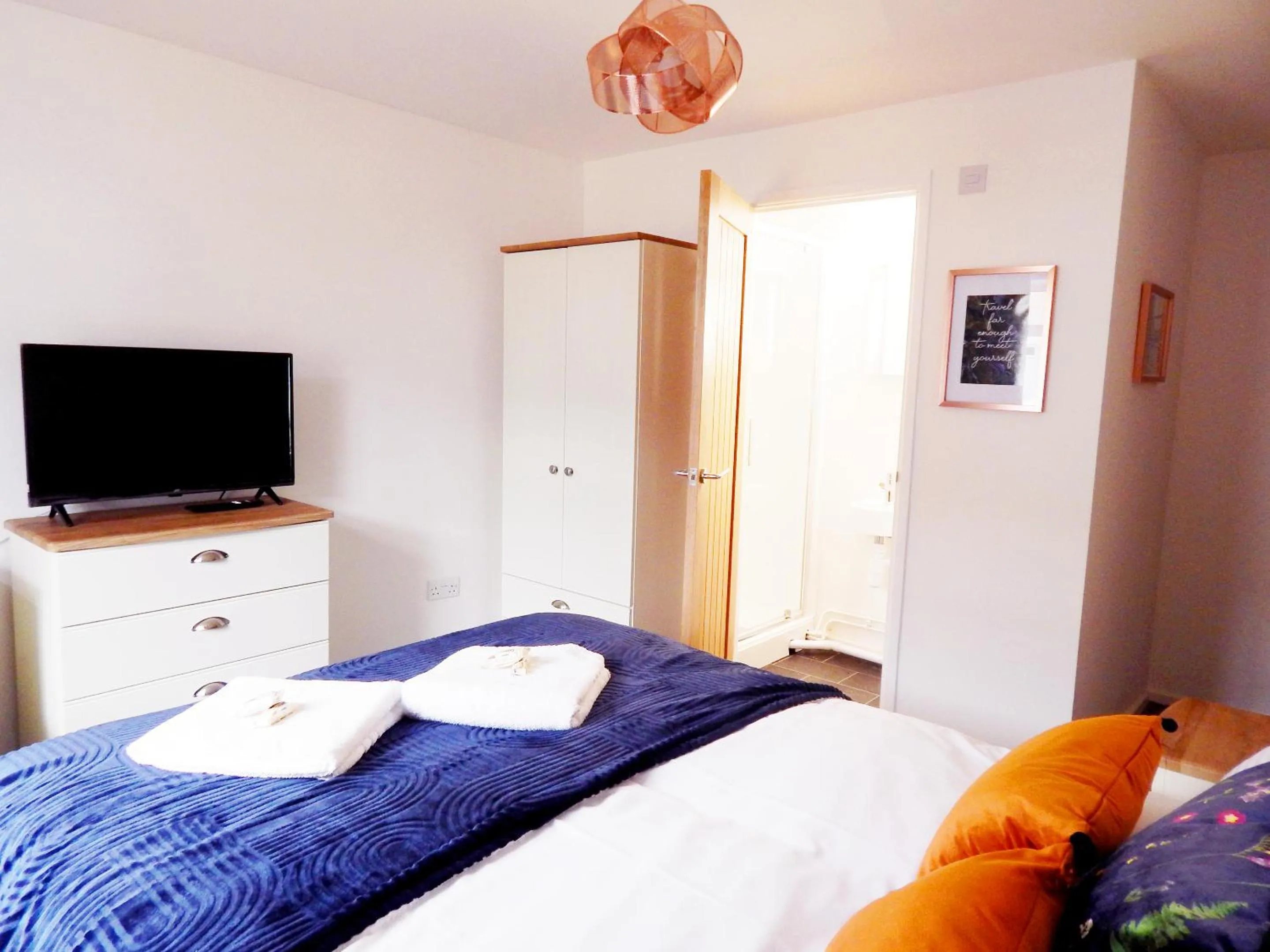 Bed in Modern, well located en-suite rooms with parking & all facilities