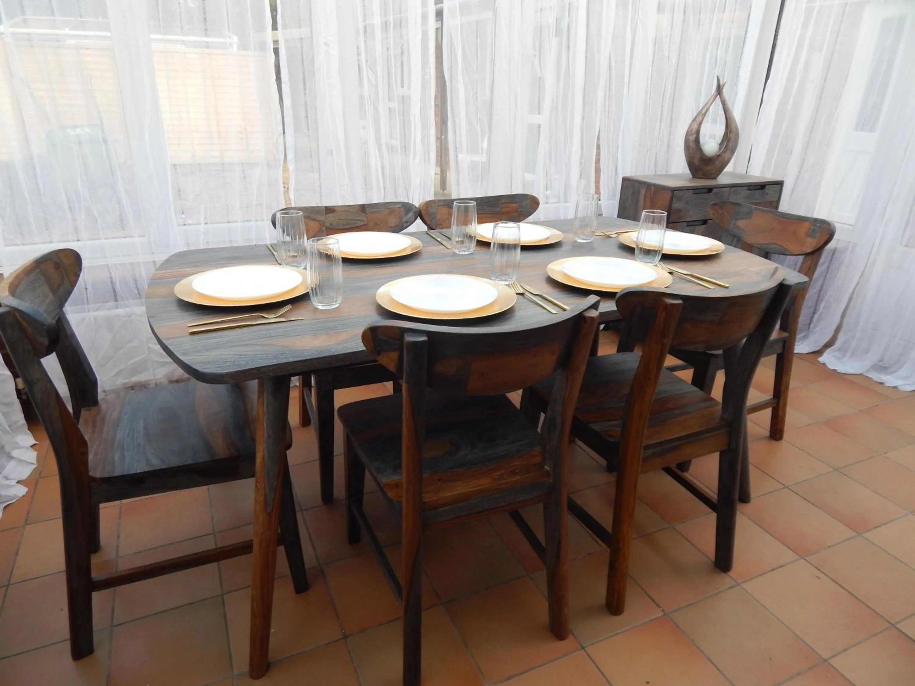 Dining area in Modern, well located en-suite rooms with parking & all facilities