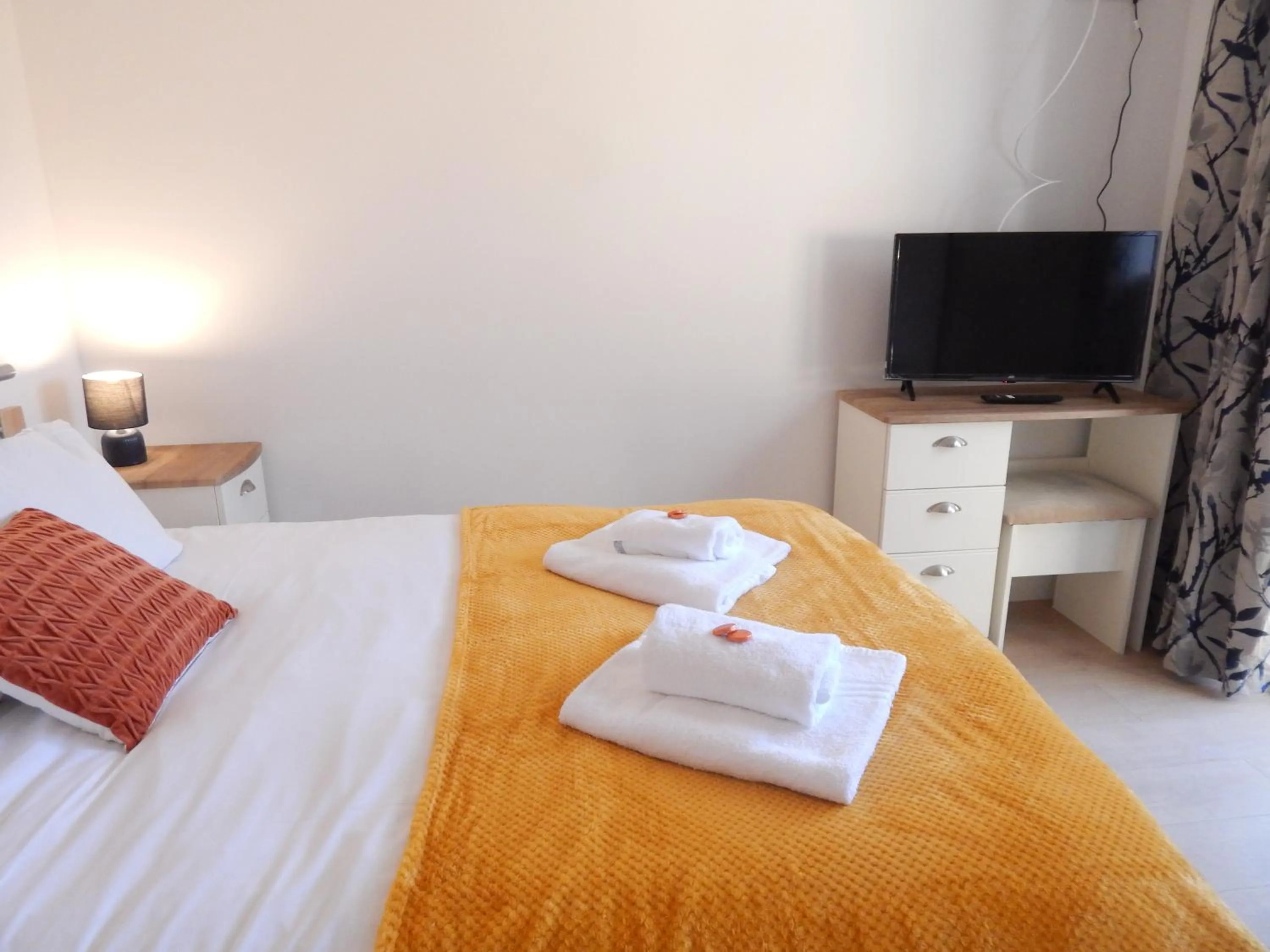 Bed in Modern, well located en-suite rooms with parking & all facilities