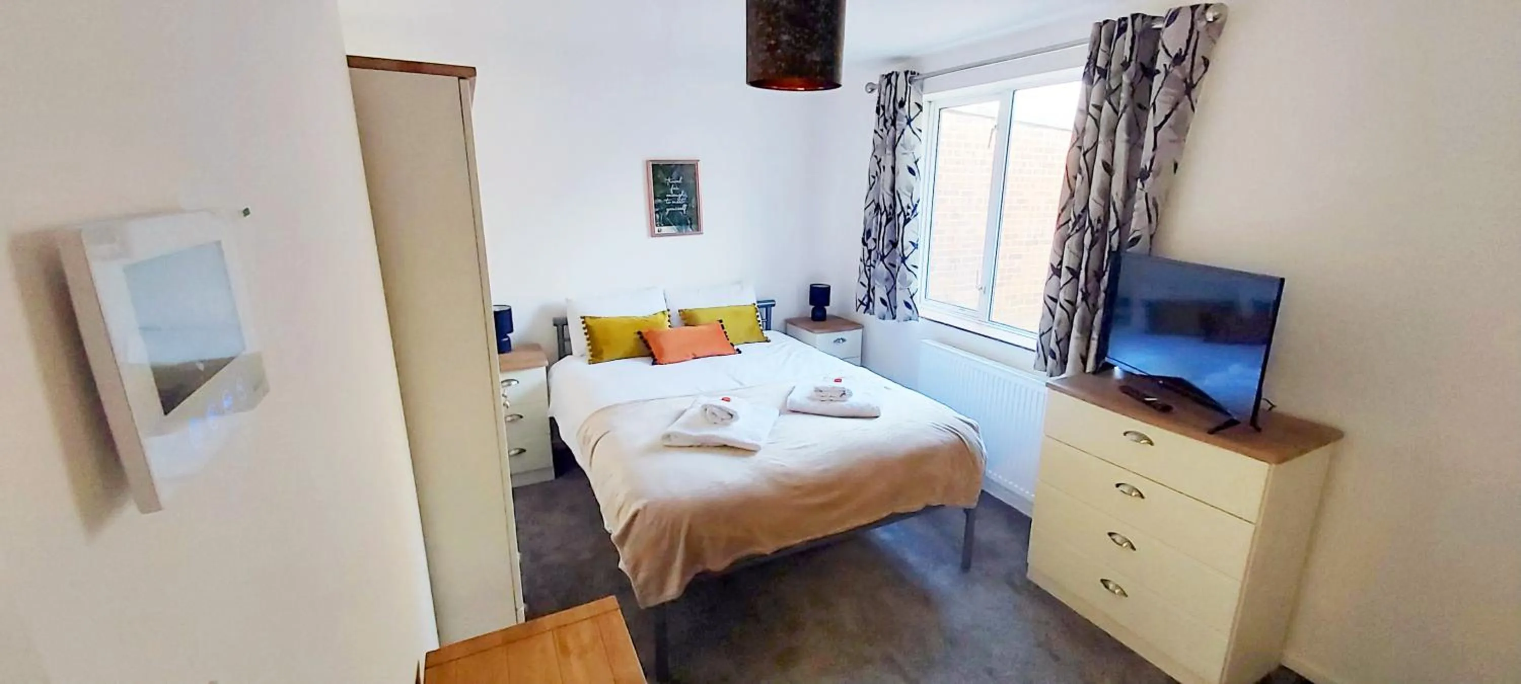 Bed in Modern, well located en-suite rooms with parking & all facilities