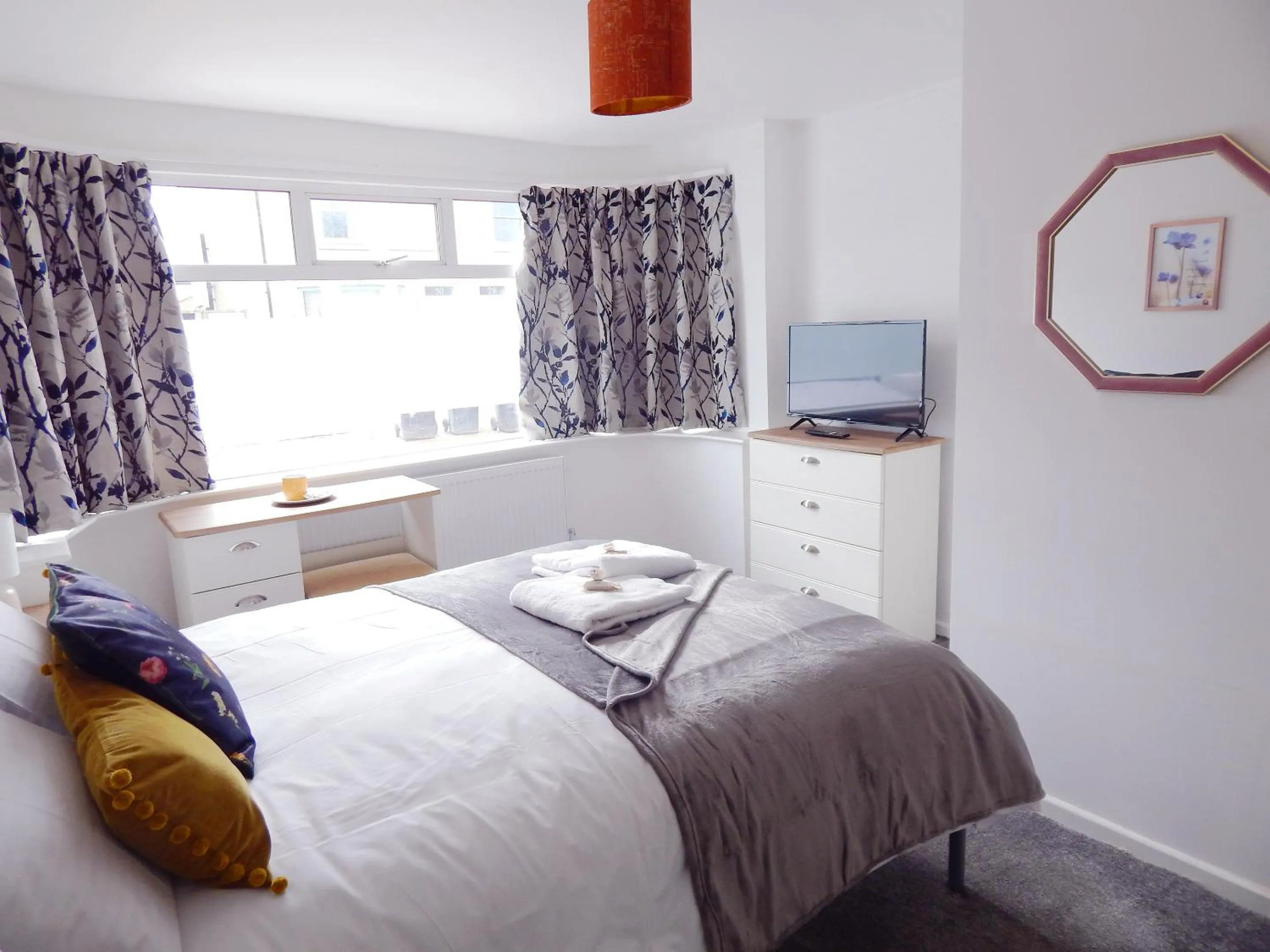 Bed in Modern, well located en-suite rooms with parking & all facilities