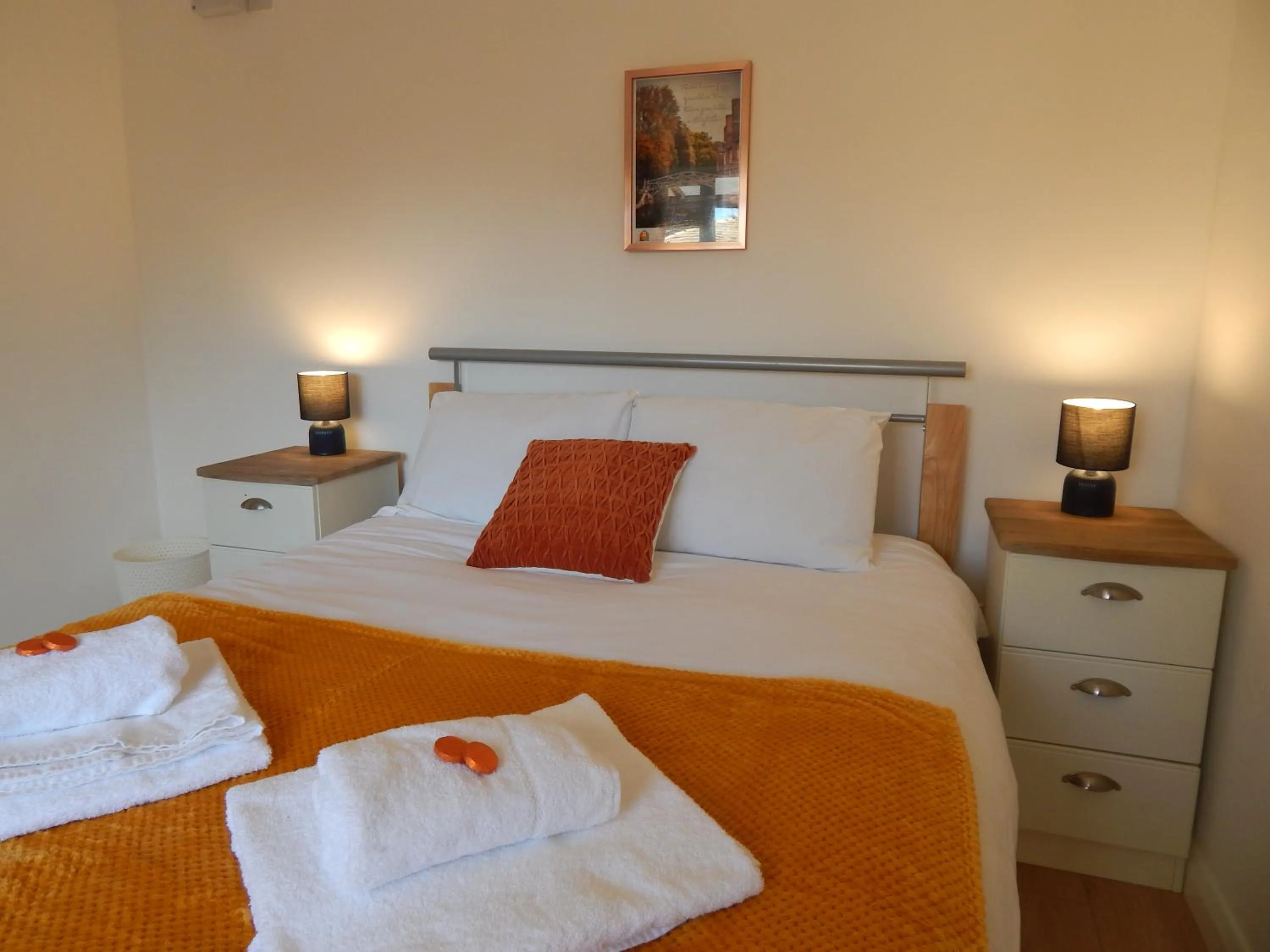 Bed in Modern, well located en-suite rooms with parking & all facilities