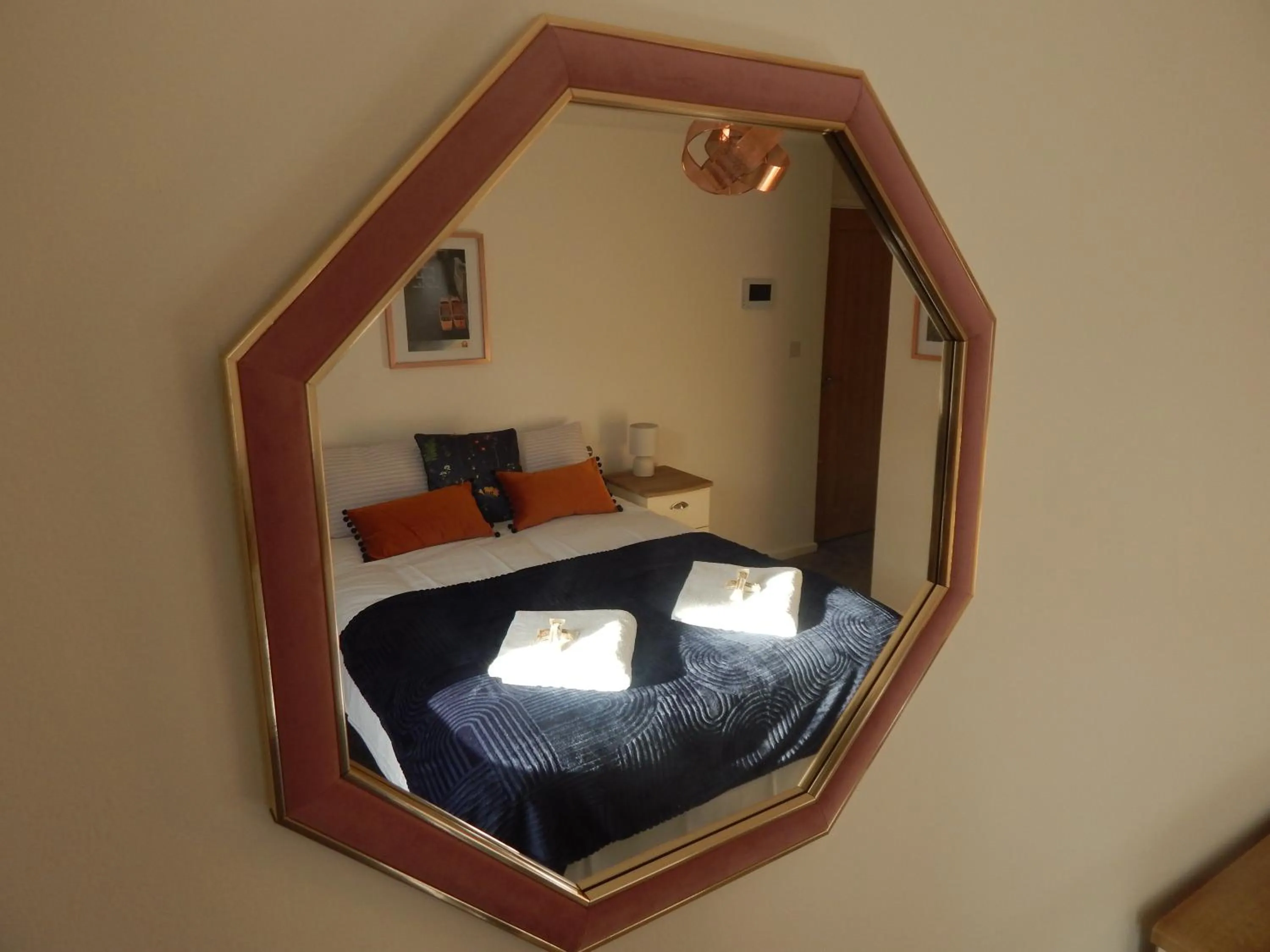 Bed in Modern, well located en-suite rooms with parking & all facilities