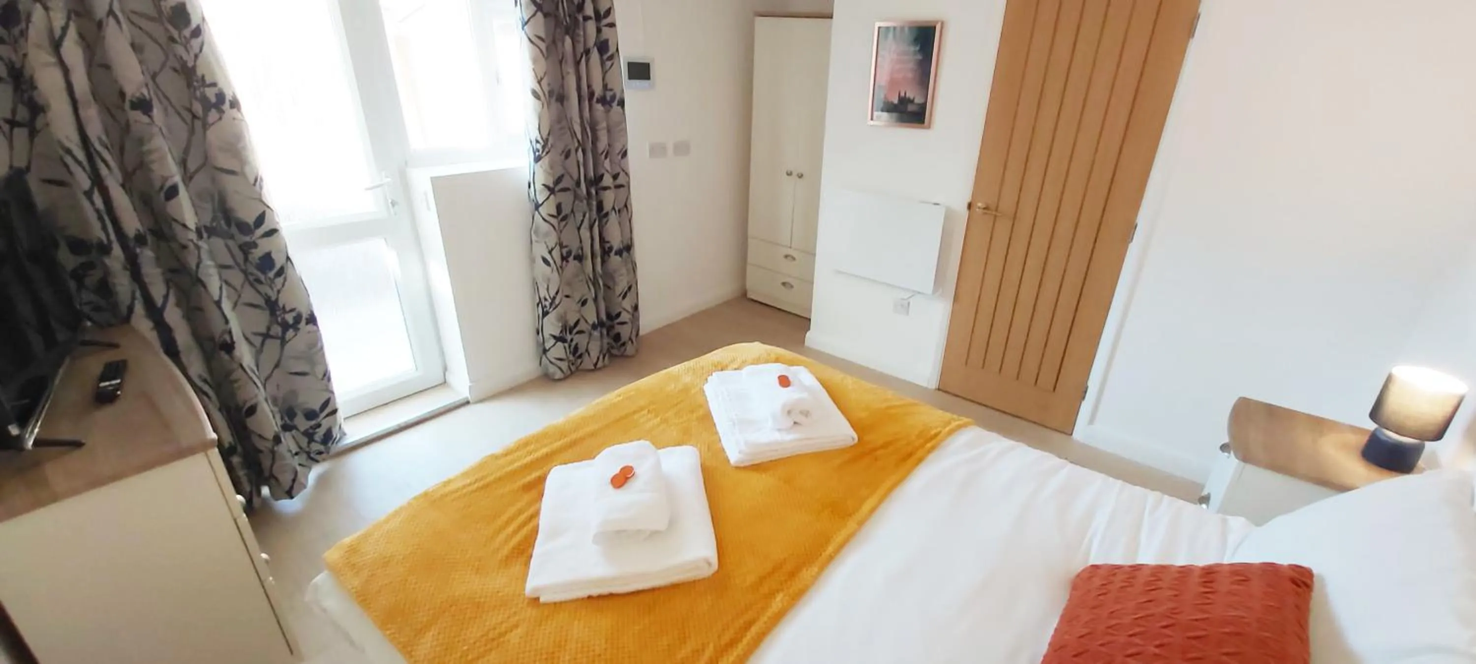 Bed in Modern, well located en-suite rooms with parking & all facilities