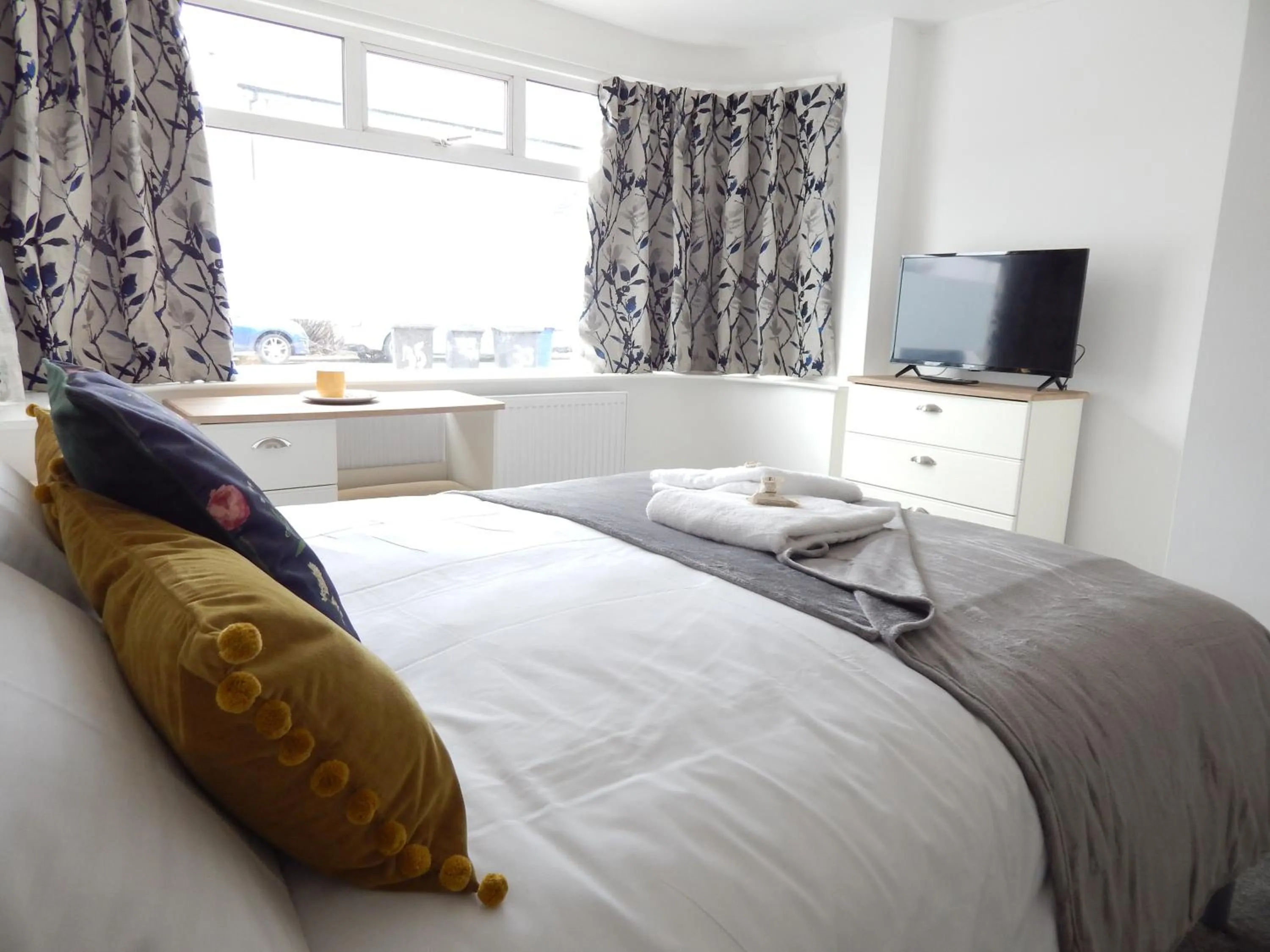 Bed in Modern, well located en-suite rooms with parking & all facilities