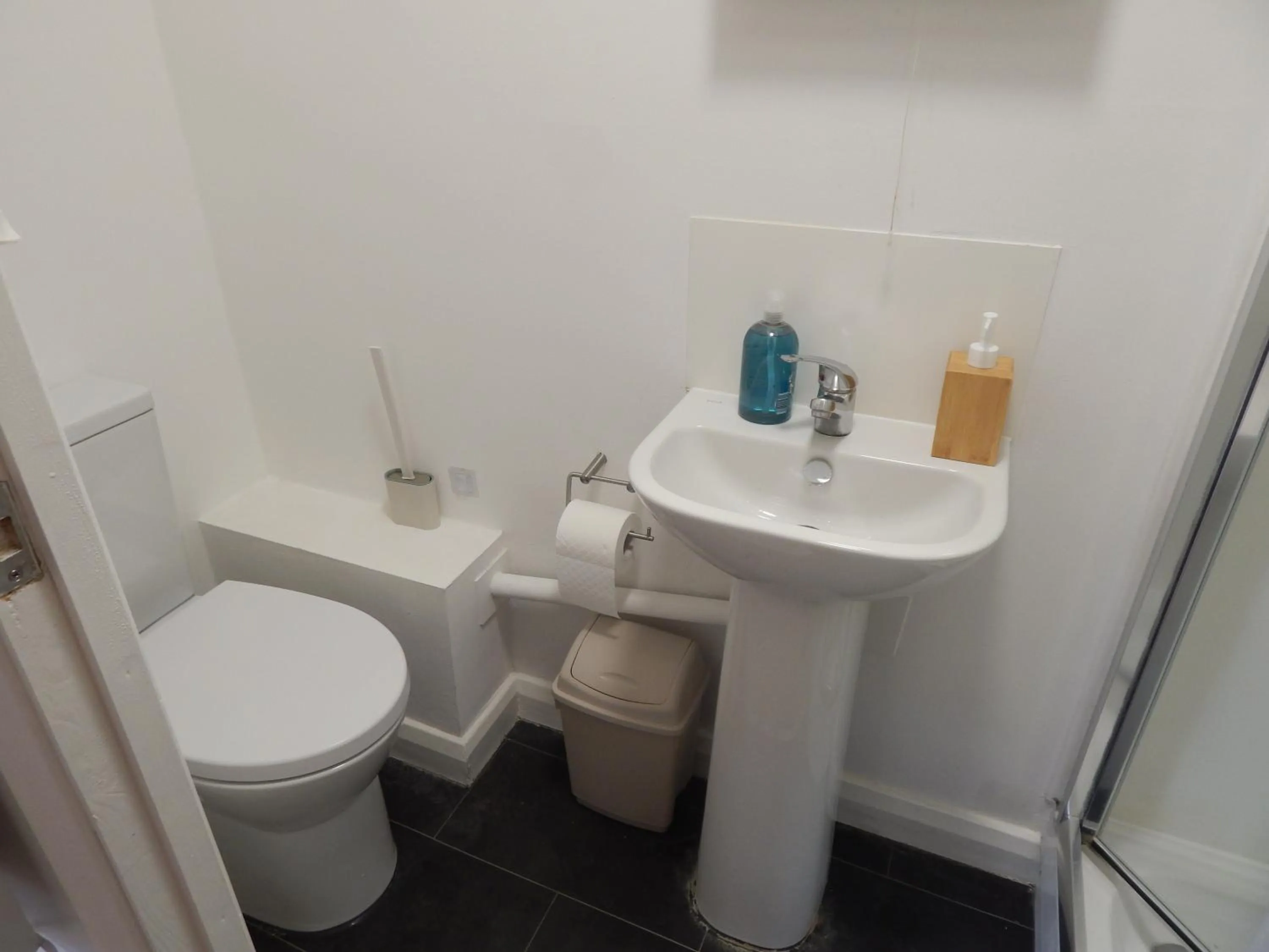 Toilet in Modern, well located en-suite rooms with parking & all facilities