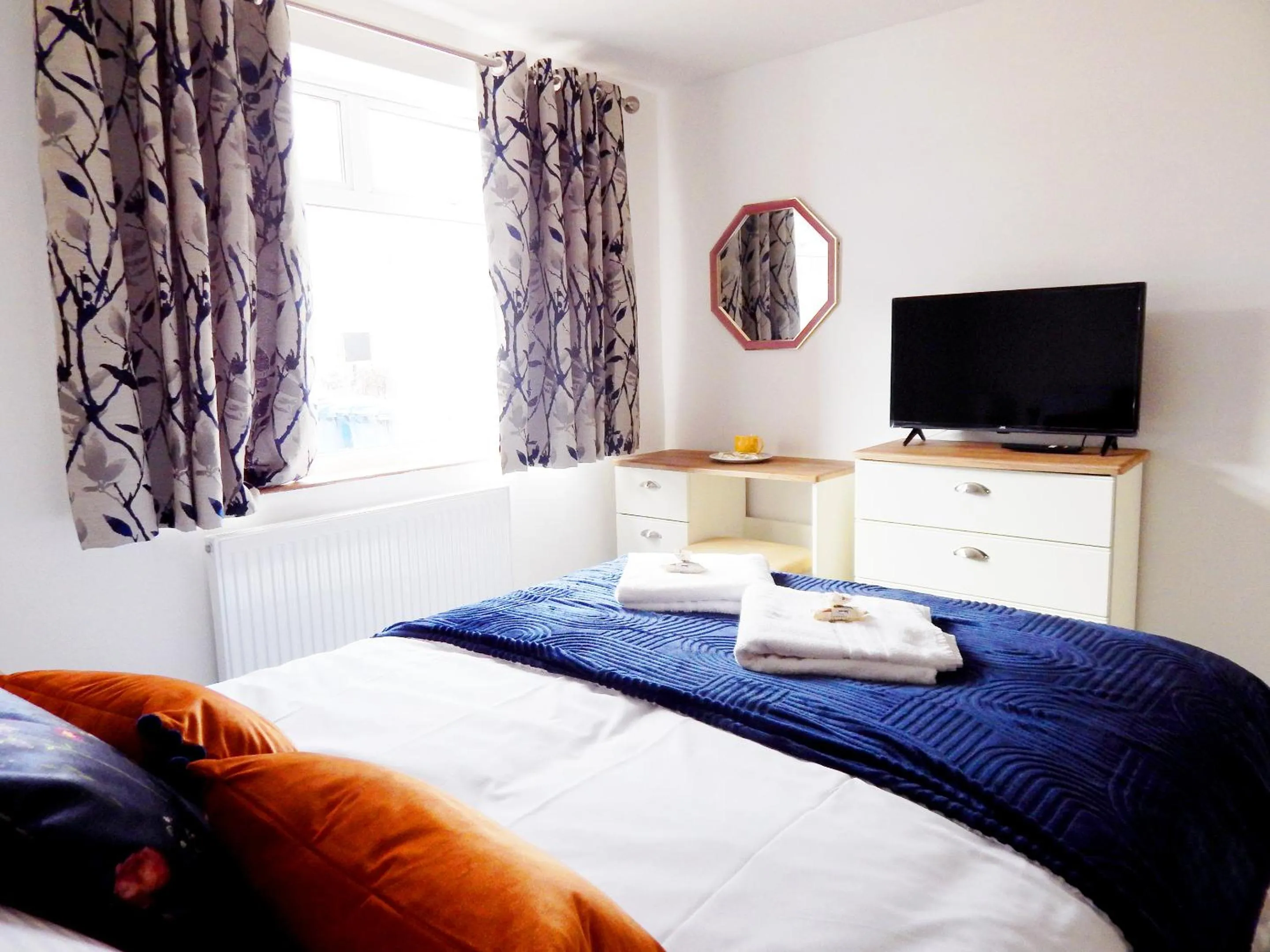 Bed in Modern, well located en-suite rooms with parking & all facilities