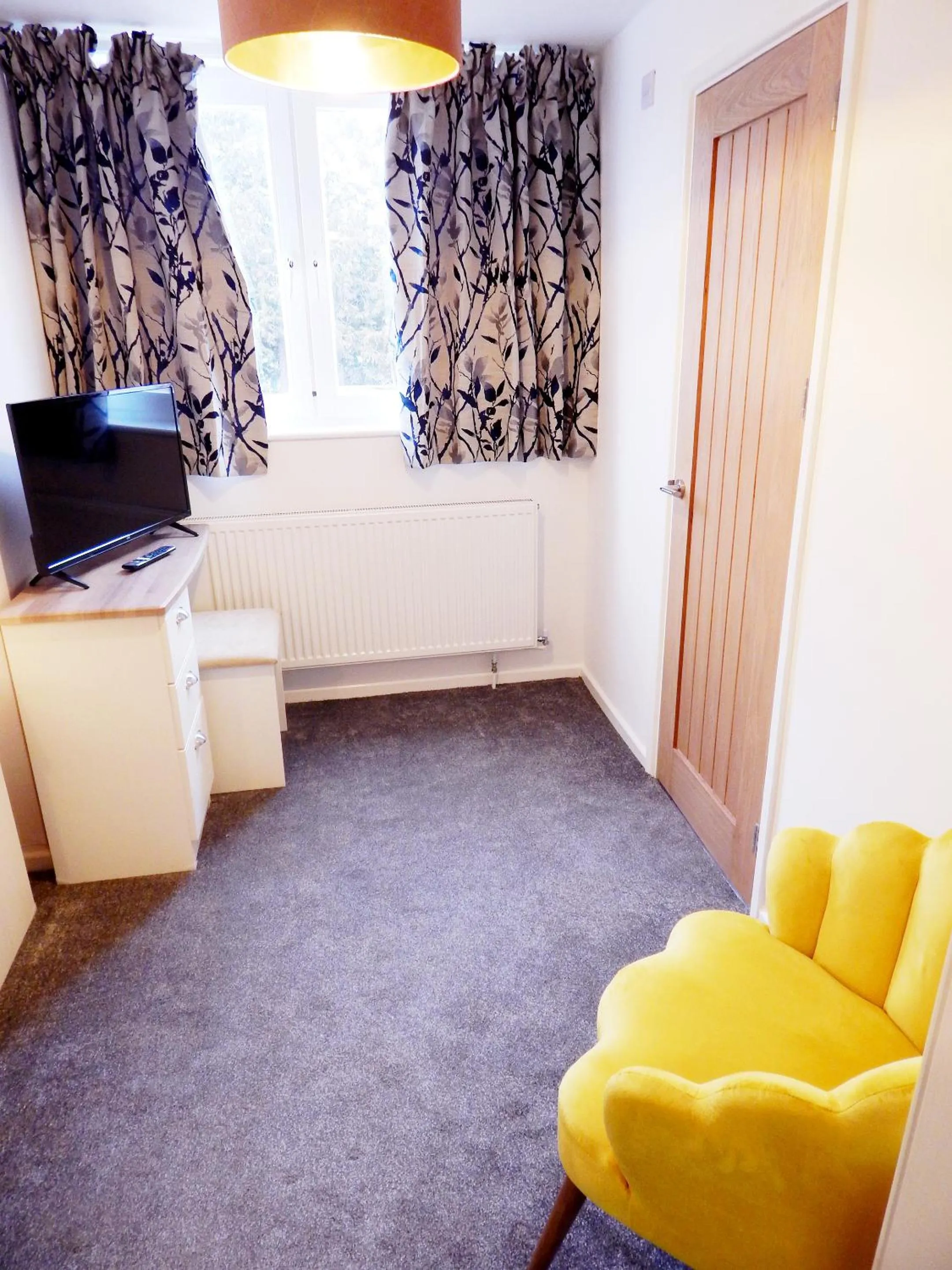 TV and multimedia in Modern, well located en-suite rooms with parking & all facilities