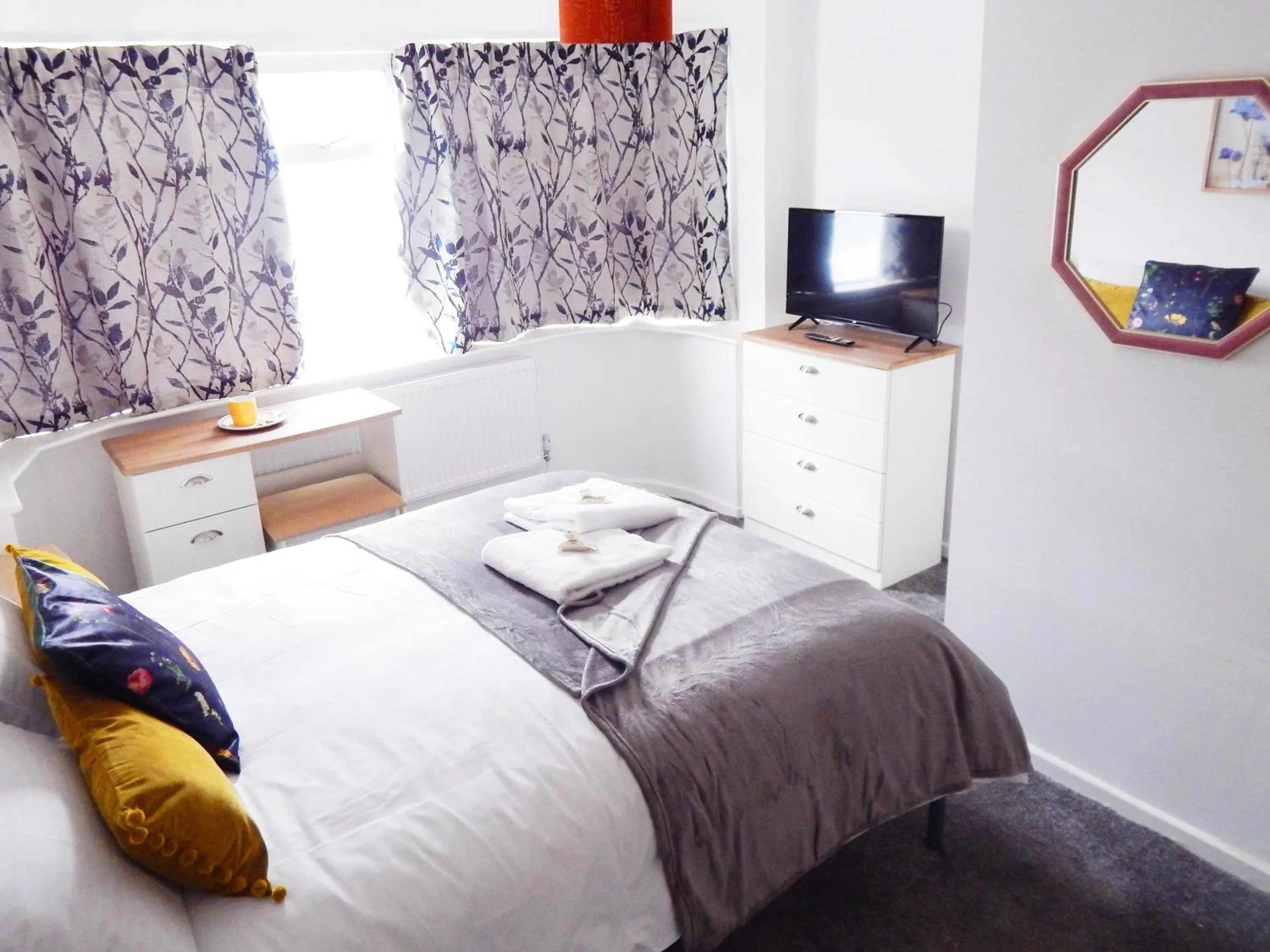 Bed in Modern, well located en-suite rooms with parking & all facilities