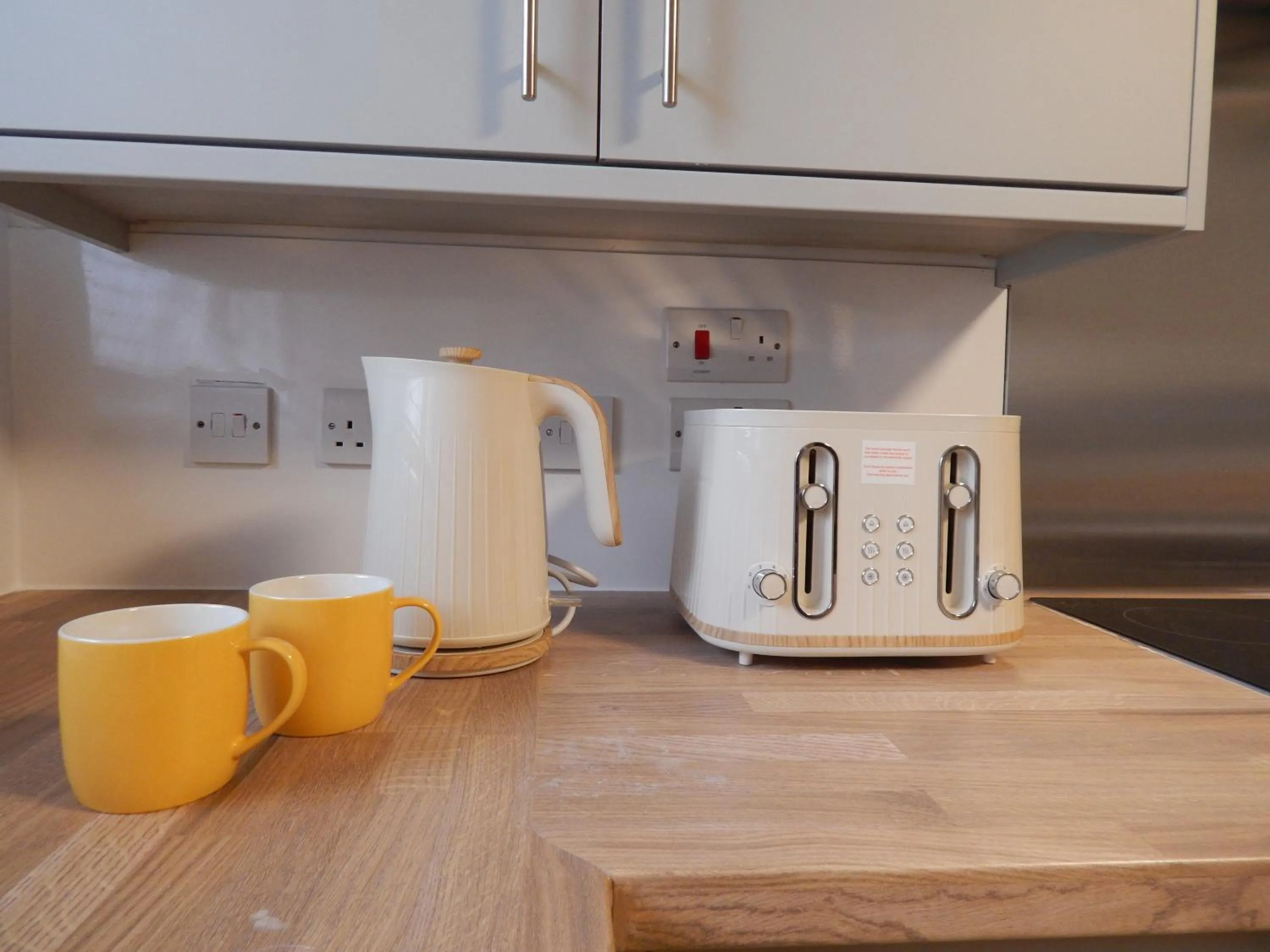 Coffee/tea facilities in Modern, well located en-suite rooms with parking & all facilities