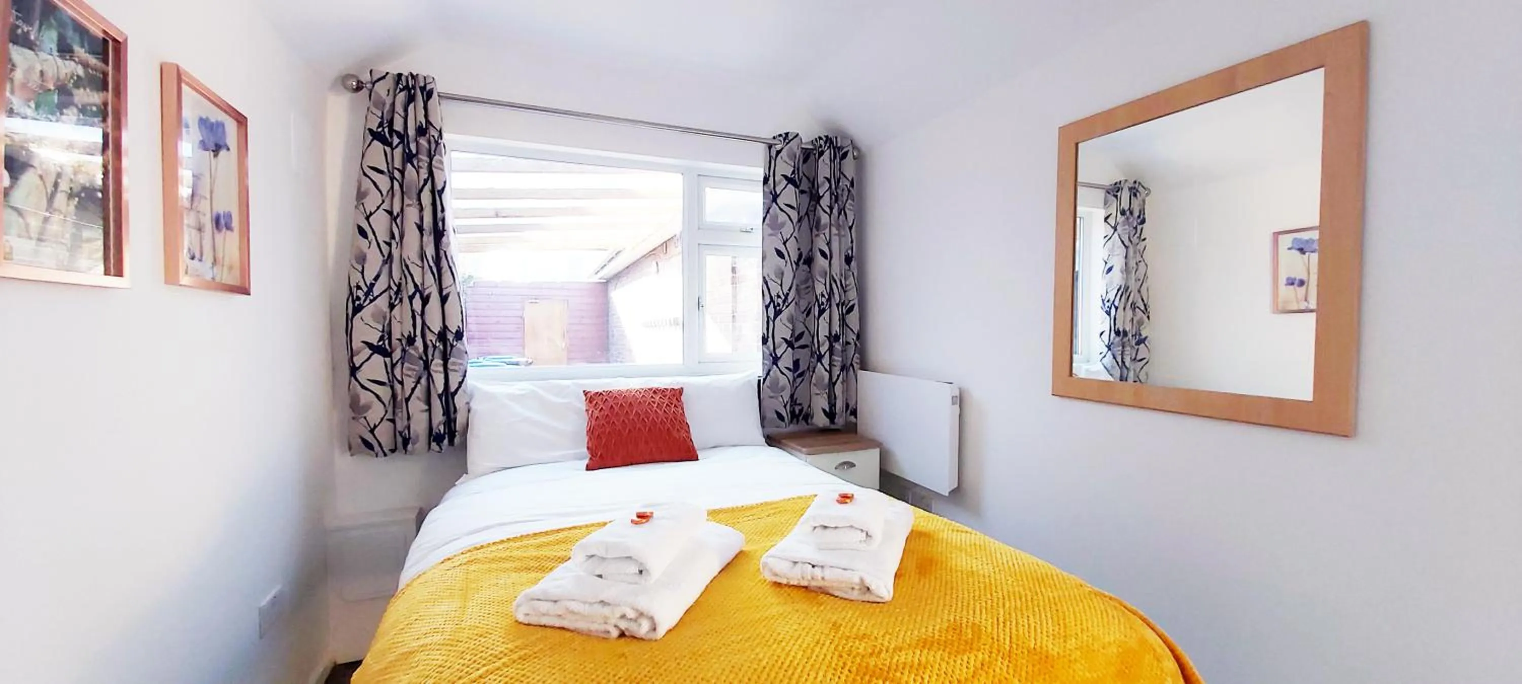 Bed in Modern, well located en-suite rooms with parking & all facilities