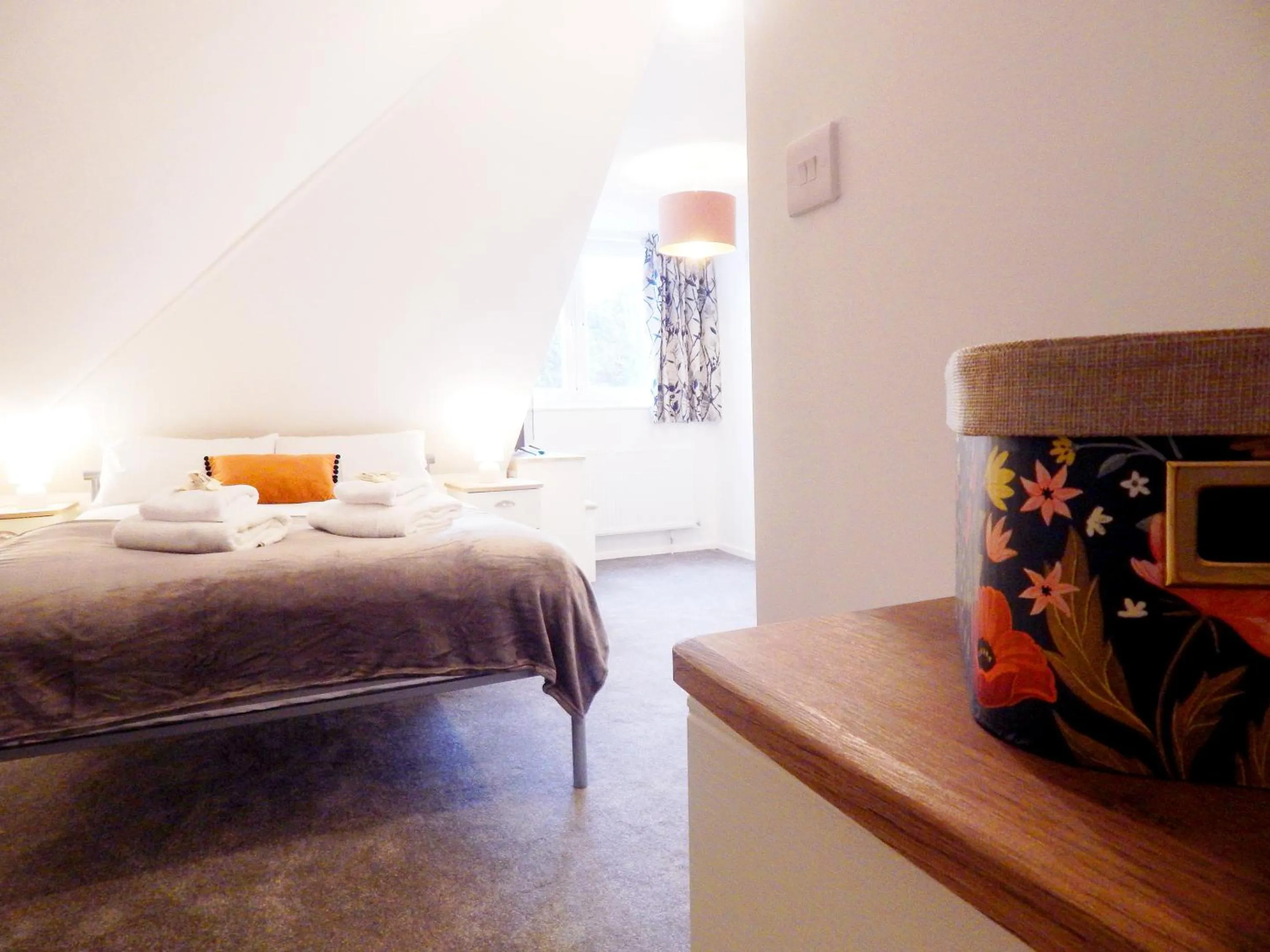 Bed in Modern, well located en-suite rooms with parking & all facilities