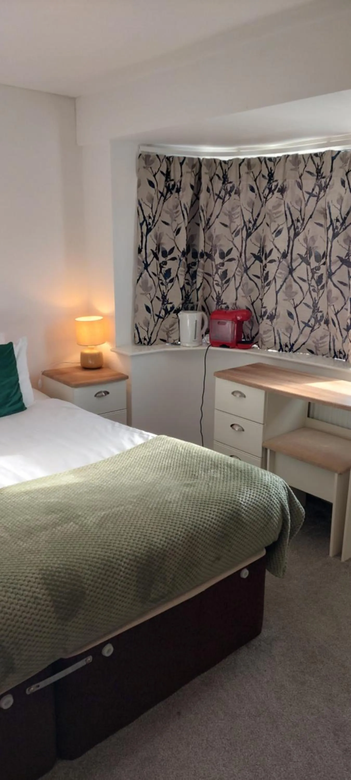 Bed in Modern, well located en-suite rooms with parking & all facilities