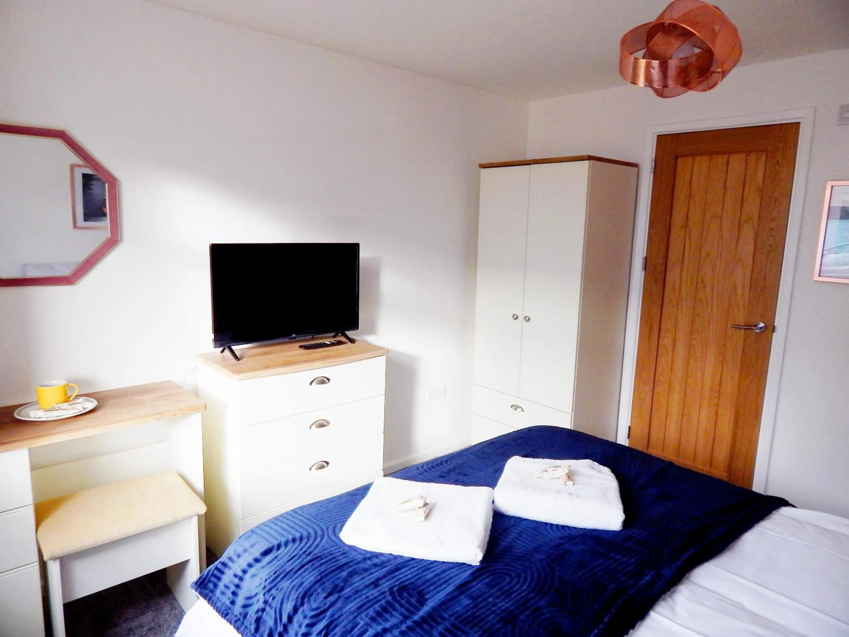 Bed in Modern, well located en-suite rooms with parking & all facilities