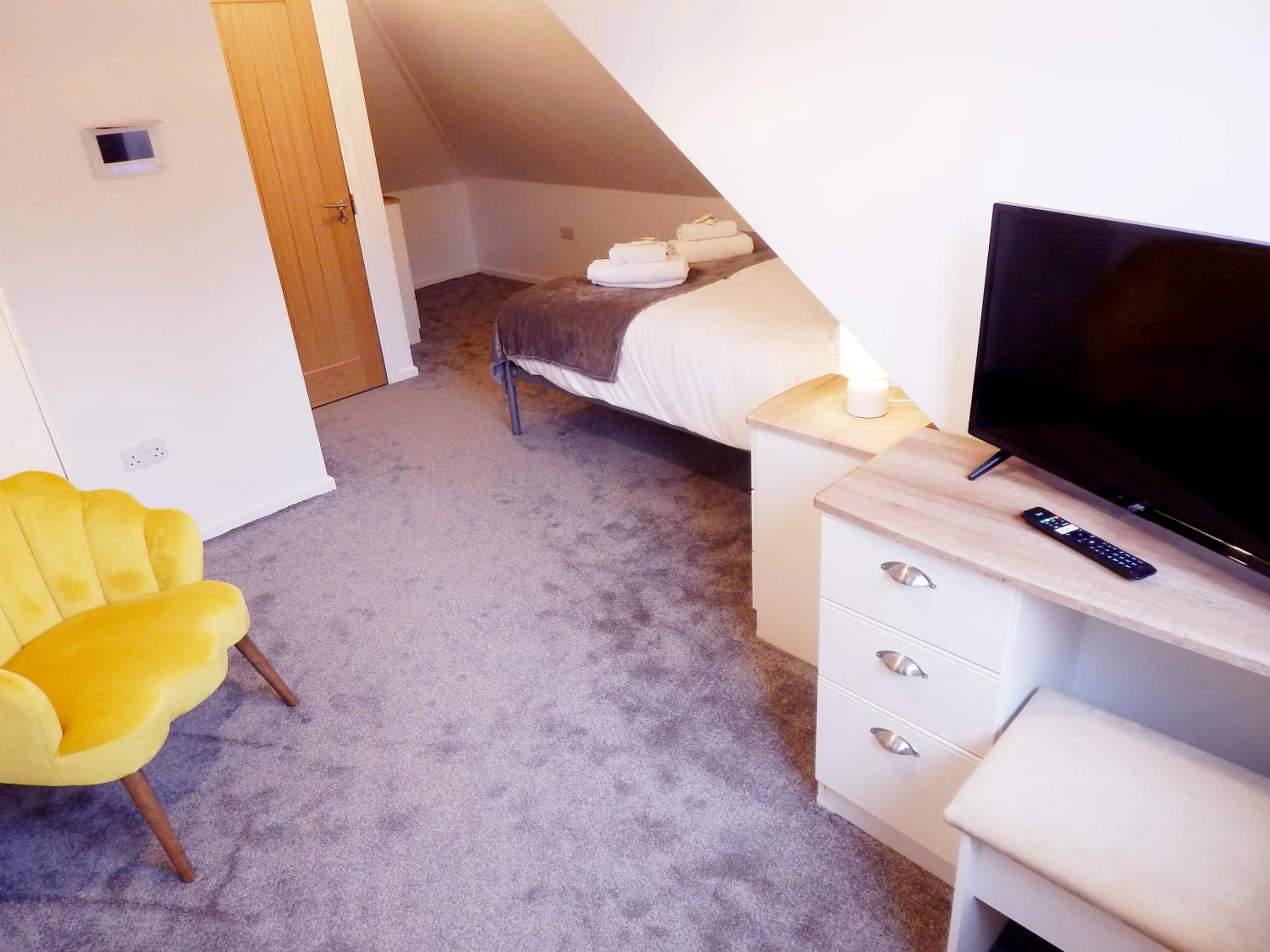 Bed in Modern, well located en-suite rooms with parking & all facilities