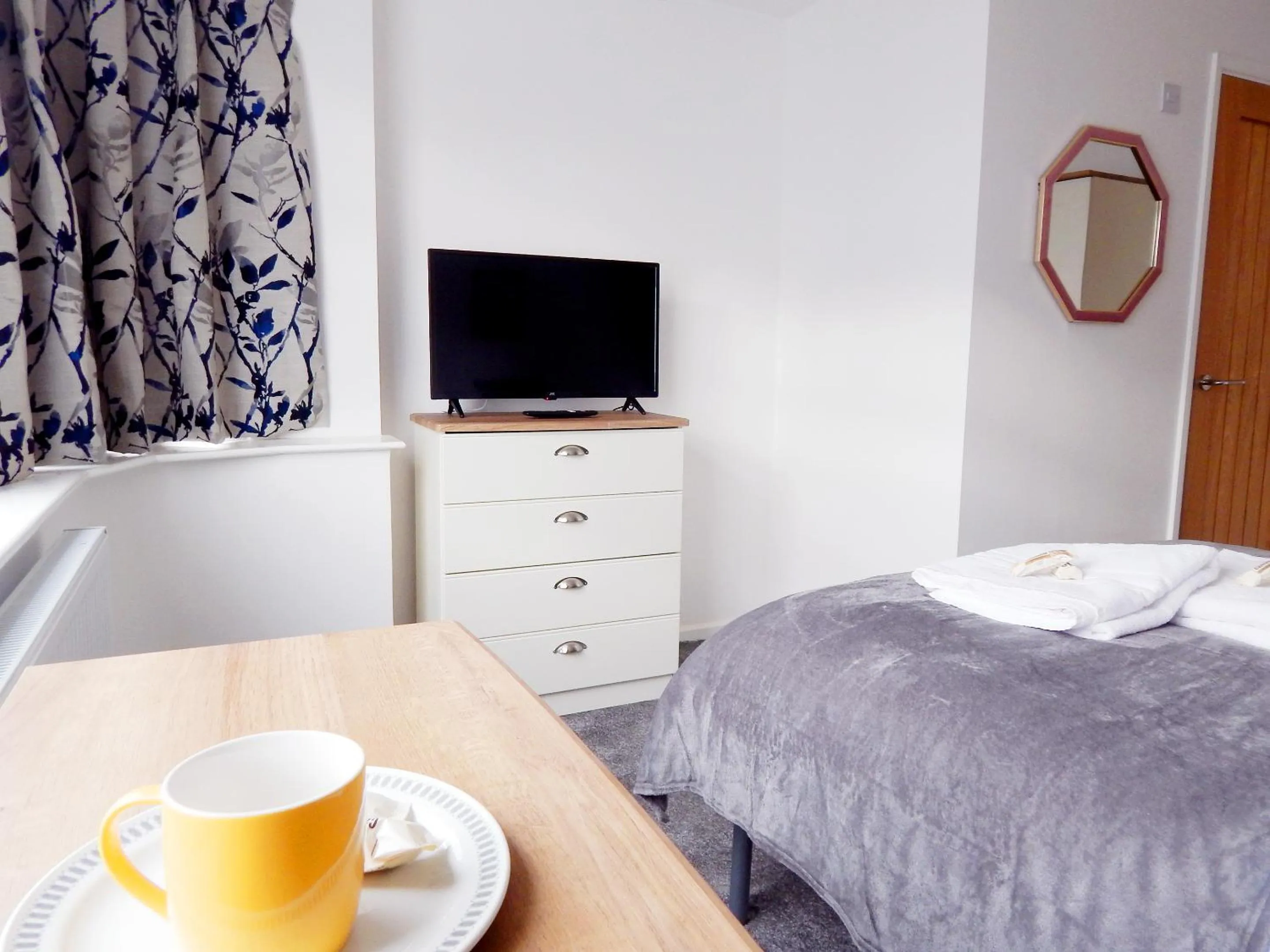 Bed in Modern, well located en-suite rooms with parking & all facilities