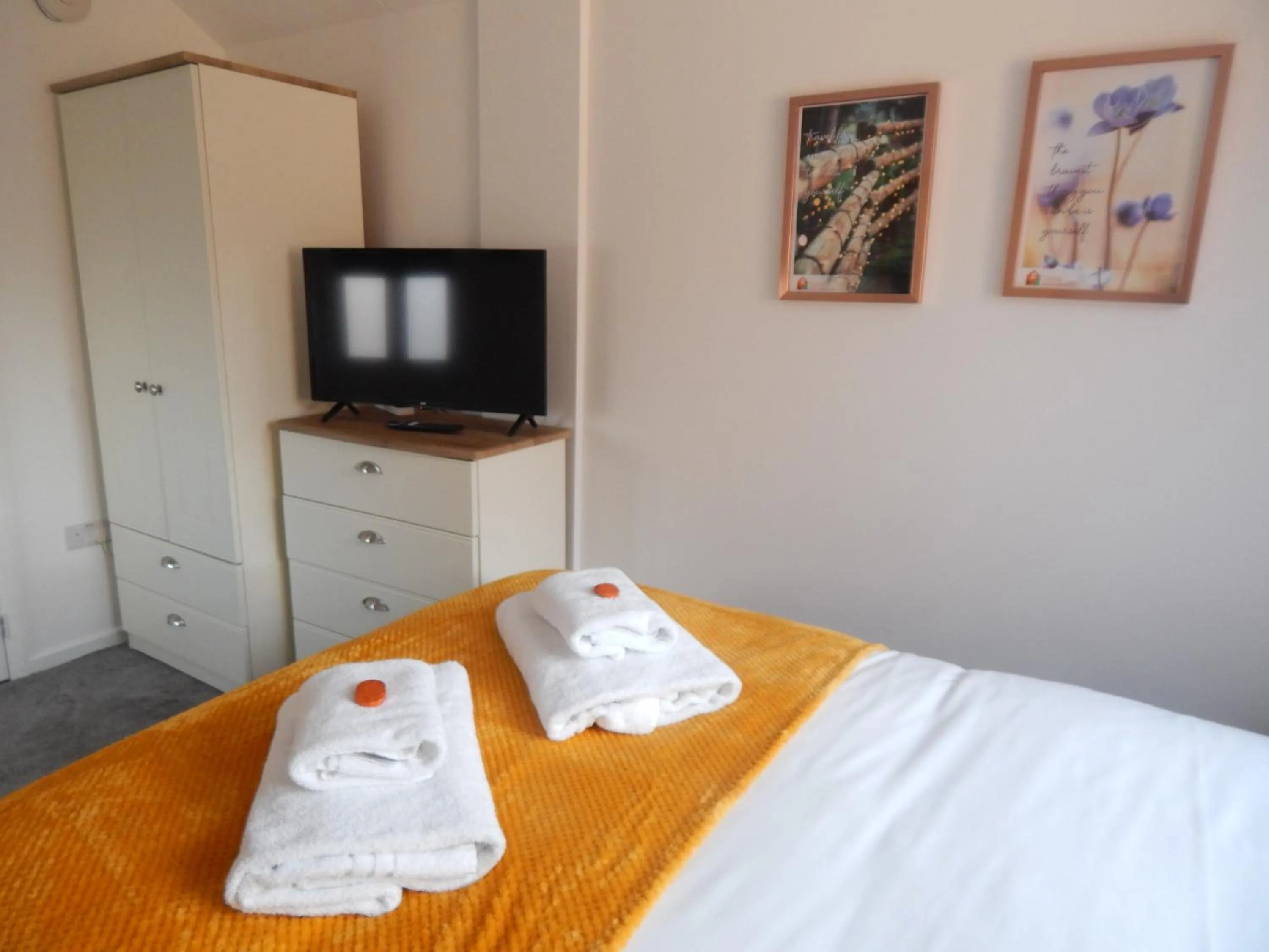 Bed in Modern, well located en-suite rooms with parking & all facilities