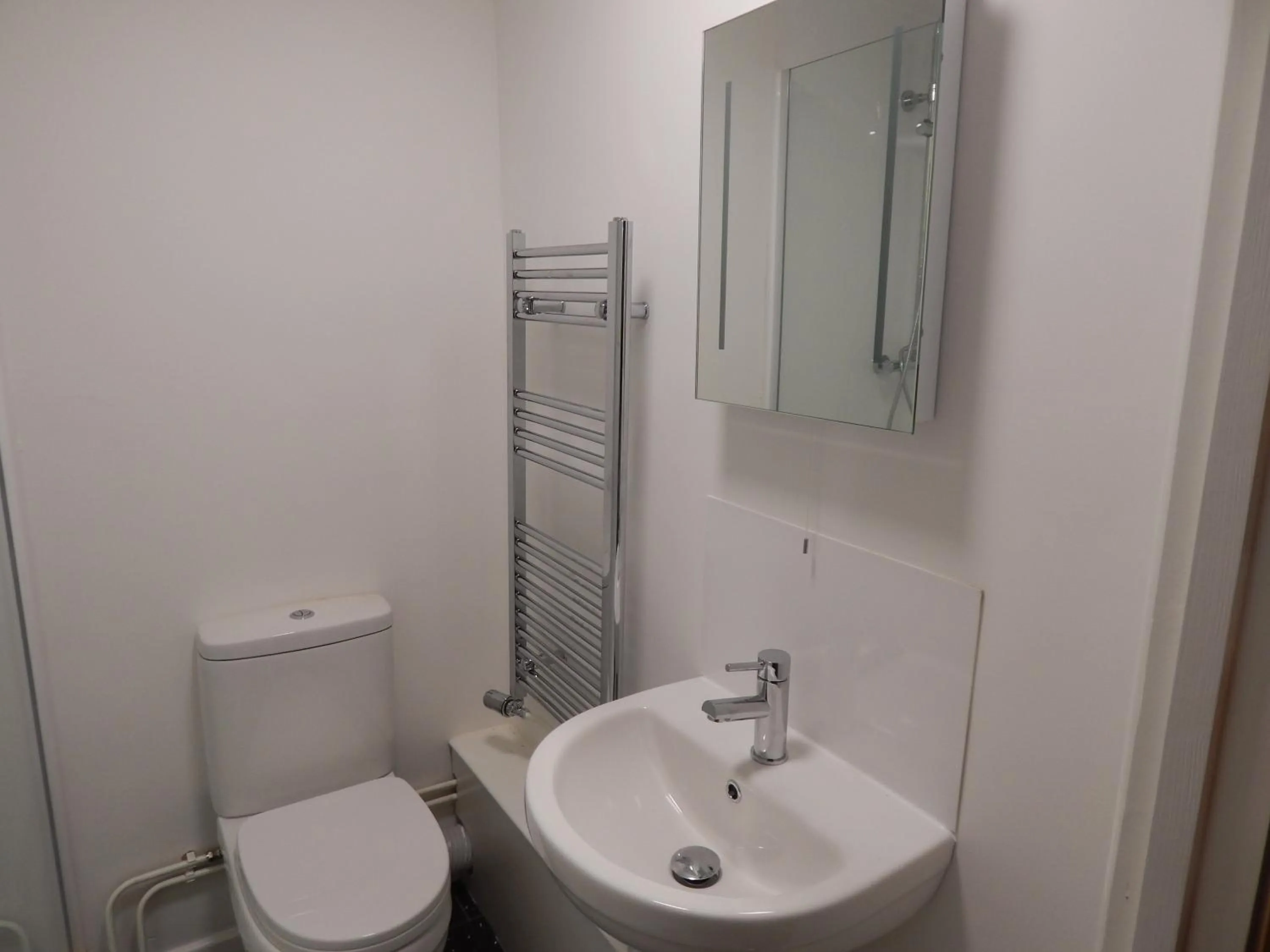 Shower in Modern, well located en-suite rooms with parking & all facilities