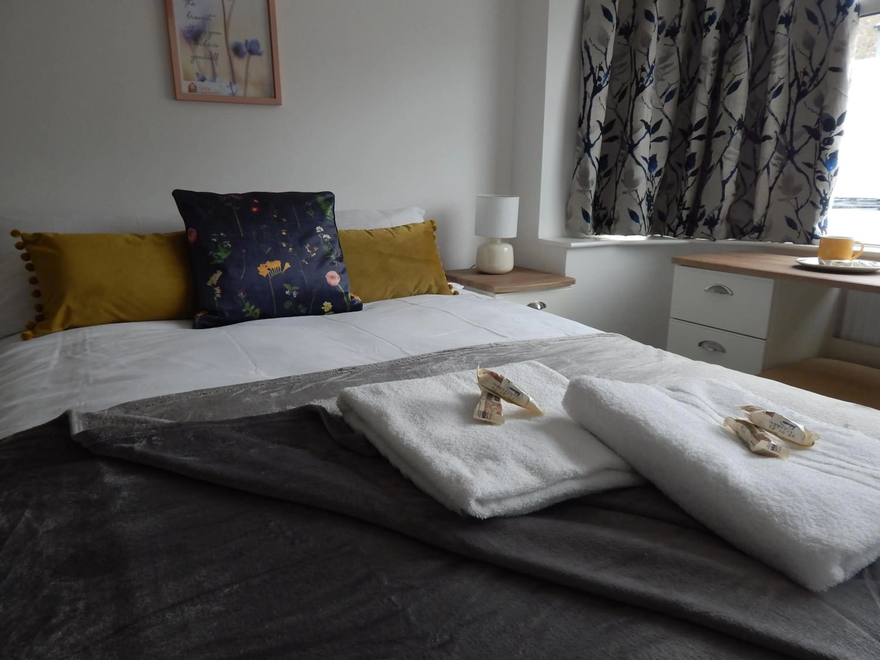 Bed in Modern, well located en-suite rooms with parking & all facilities