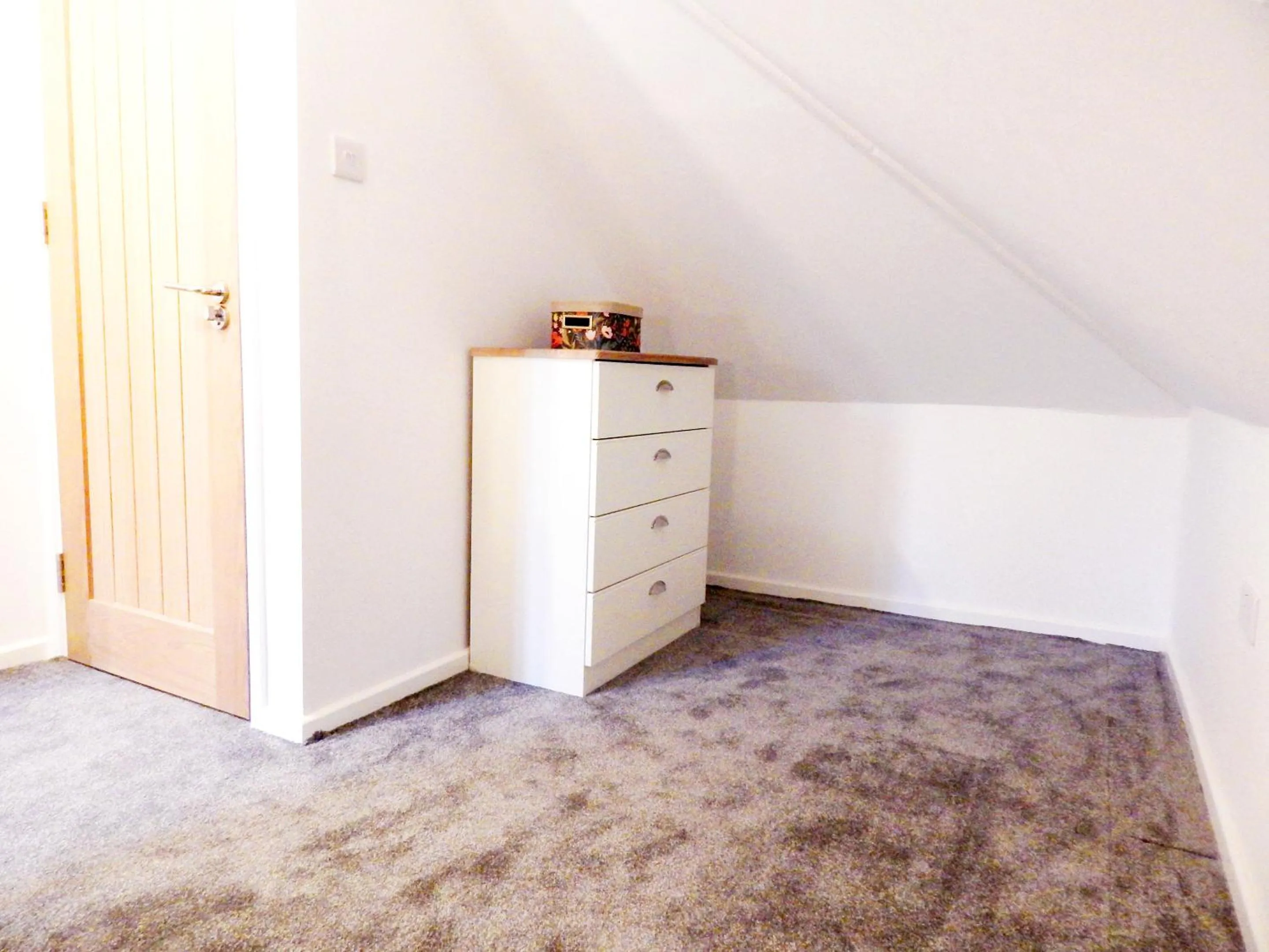 wardrobe in Modern, well located en-suite rooms with parking & all facilities