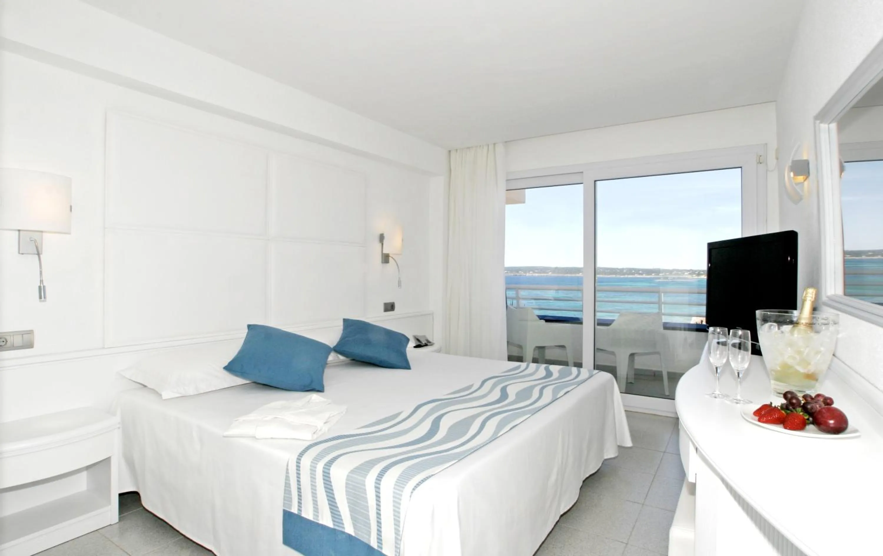 Photo of the whole room, Bed in Insotel Hotel Formentera Playa
