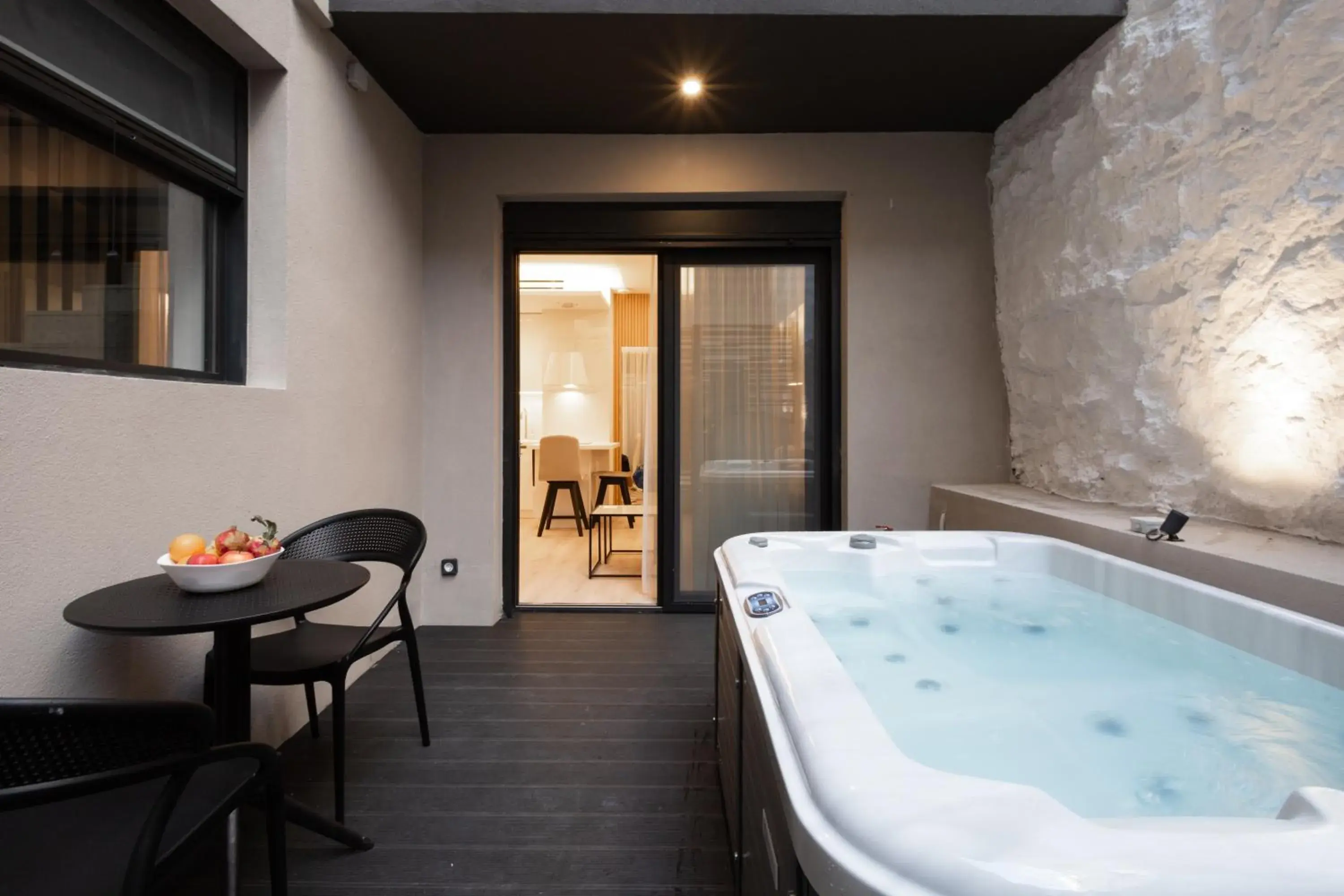 Junior Suite with Jacuzzi in Incanto Boutique Suites - Mets Junior Suite with Jacuzzi in Incanto Boutique Suites - Mets