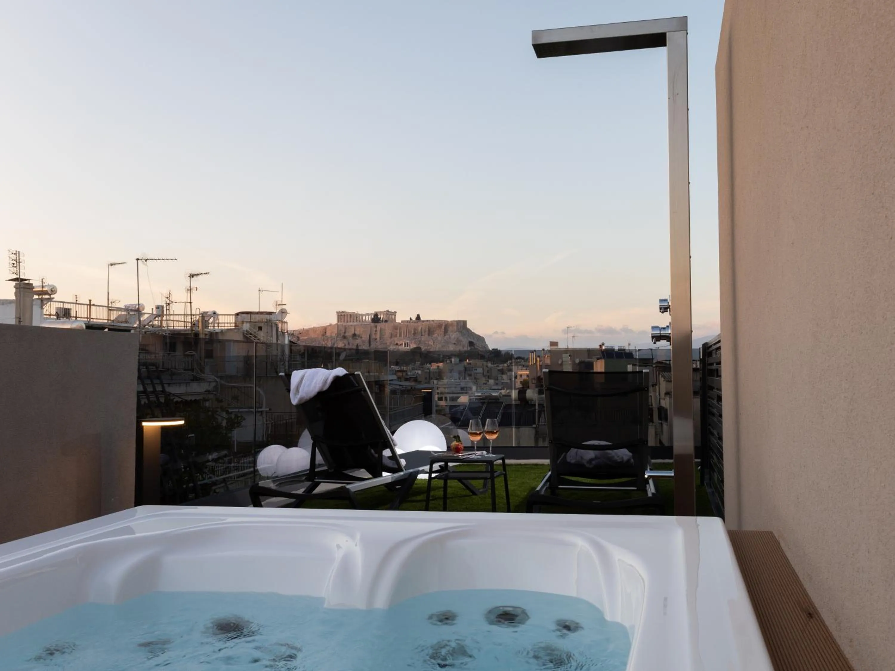 Hot Tub in Incanto Boutique Suites - Mets