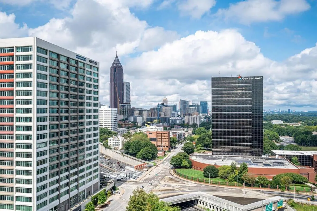 Downtown Atl Condo Onsite Parking King bed & bonus room LM1901